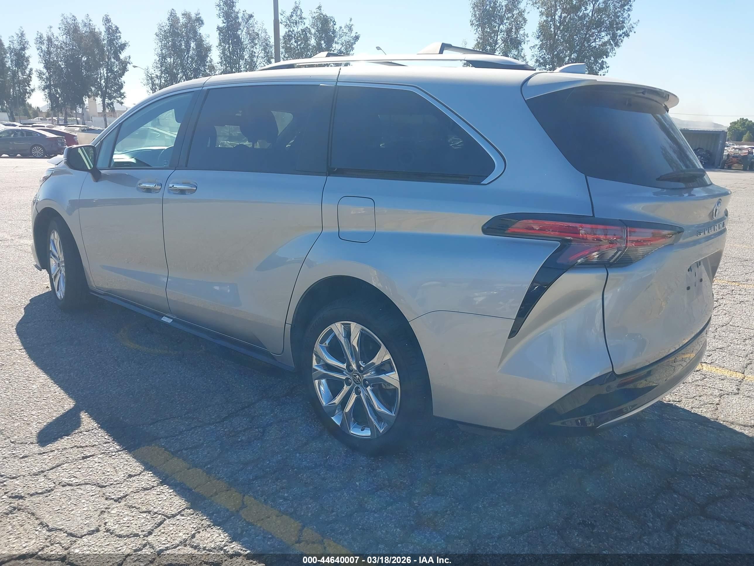 2024 Toyota Sienna Platinum Silver vin: 5TDERKEC4RS198165