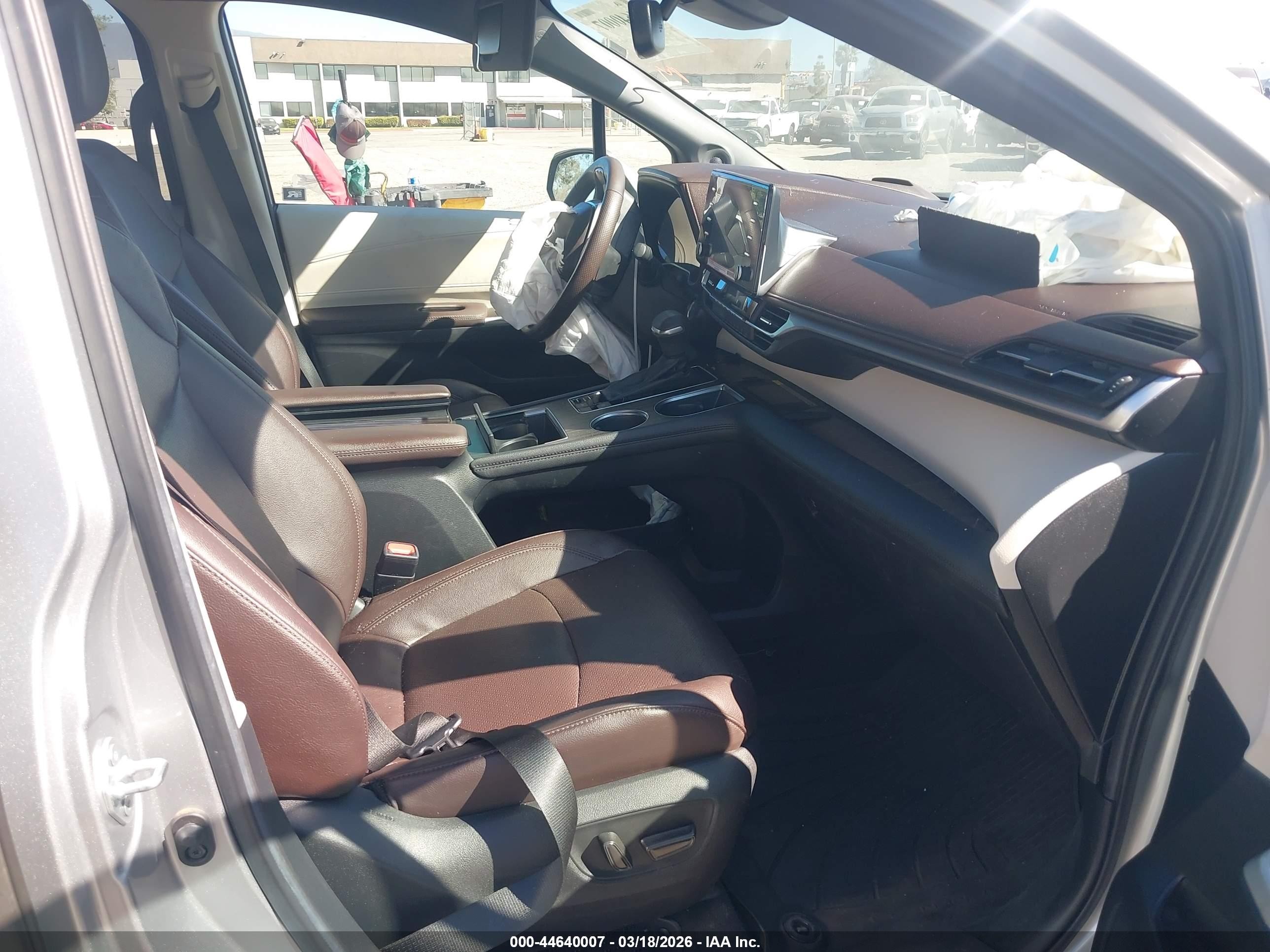 2024 Toyota Sienna Platinum Silver vin: 5TDERKEC4RS198165