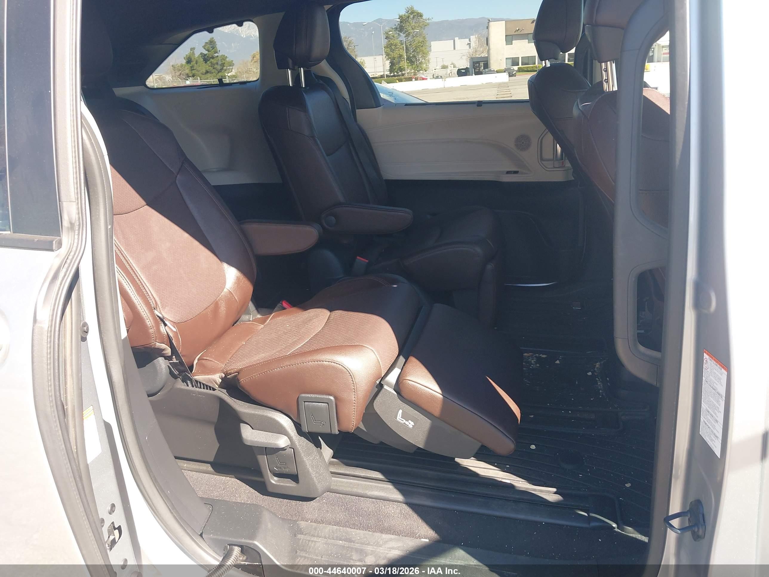 2024 Toyota Sienna Platinum Silver vin: 5TDERKEC4RS198165