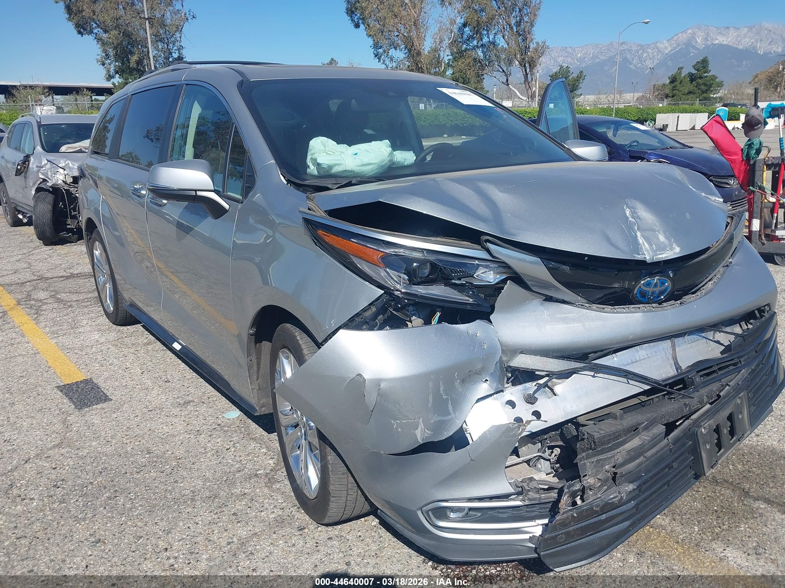 2024 Toyota Sienna Platinum Silver vin: 5TDERKEC4RS198165