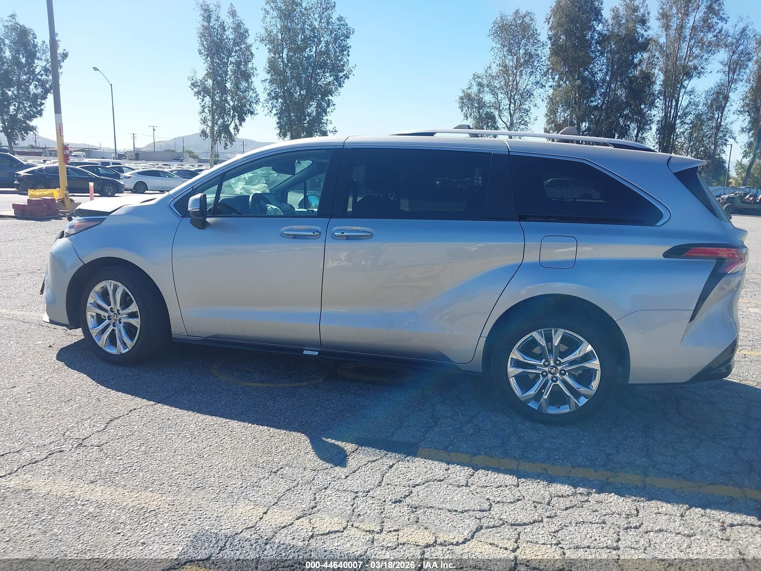 2024 Toyota Sienna Platinum Silver vin: 5TDERKEC4RS198165