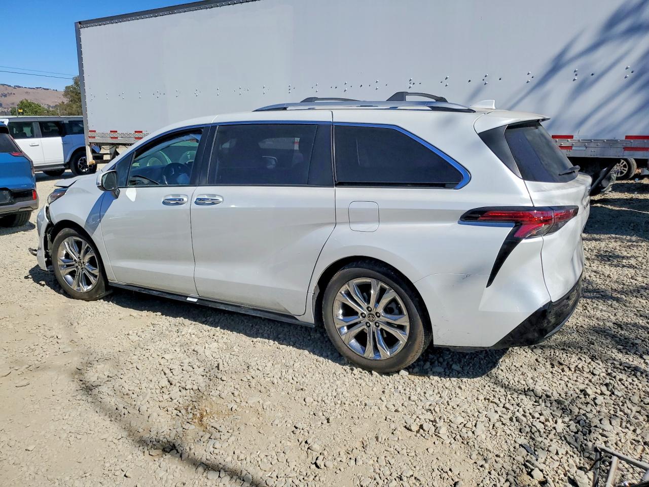 2022 Toyota Sienna Platinum 7-passenger White vin: 5TDERKEC7NS079133