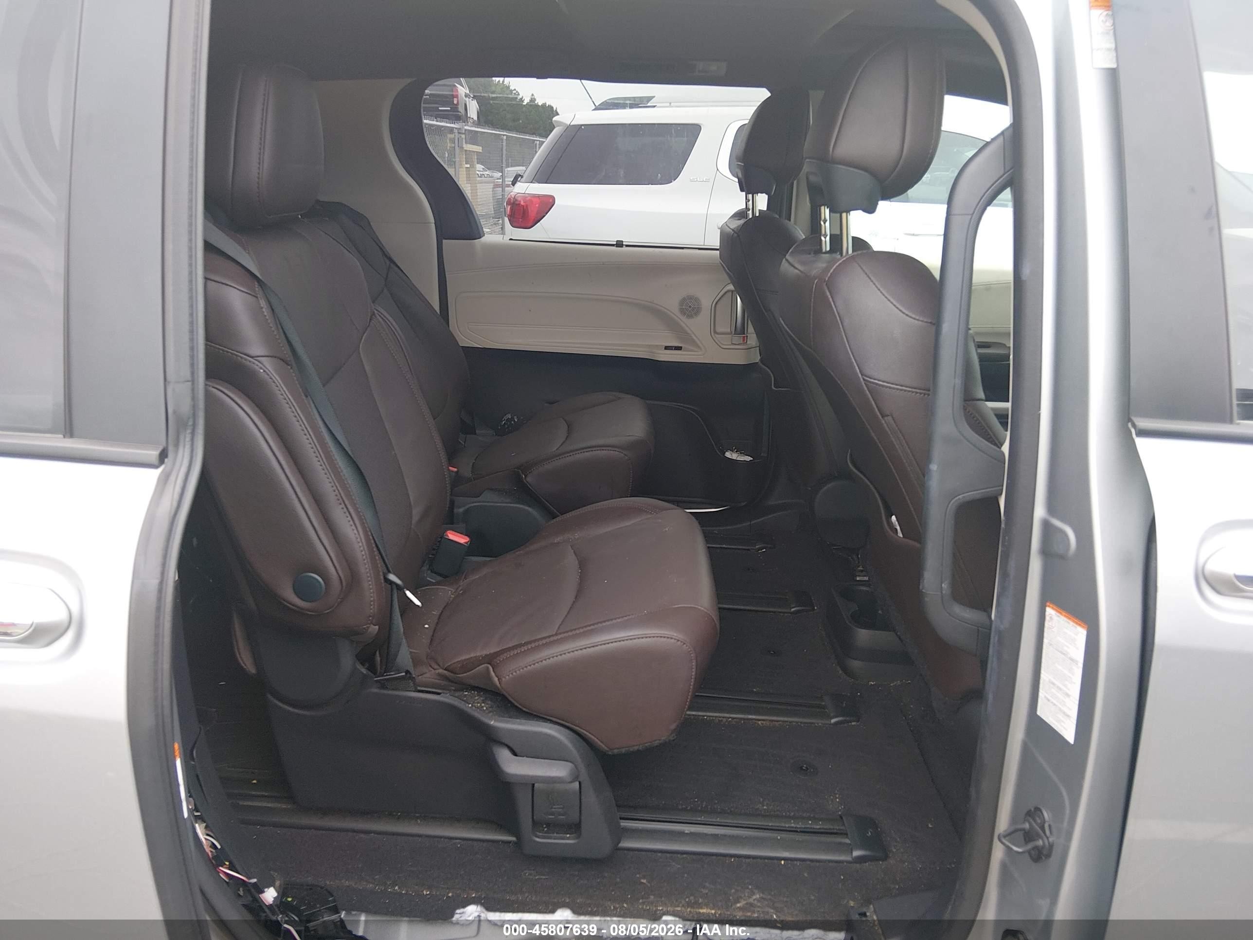 2024 Toyota Sienna Platinum Silver vin: 5TDESKFC3RS145525