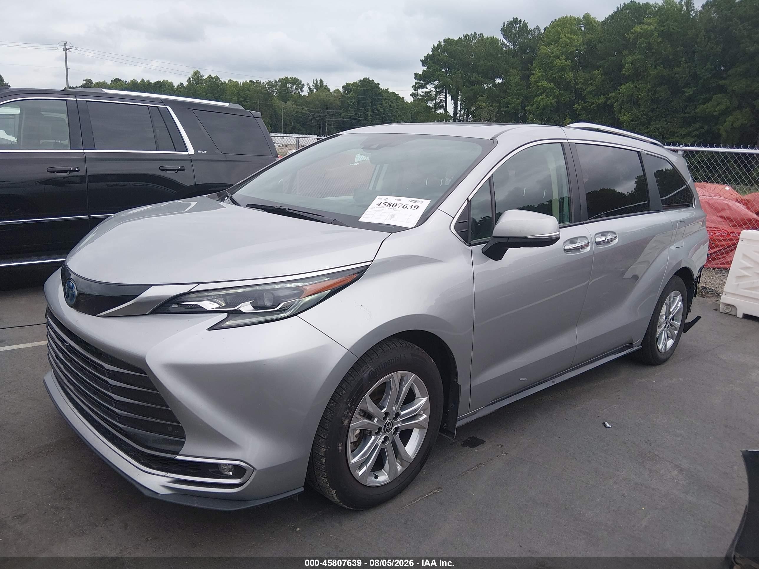 2024 Toyota Sienna Platinum Silver vin: 5TDESKFC3RS145525