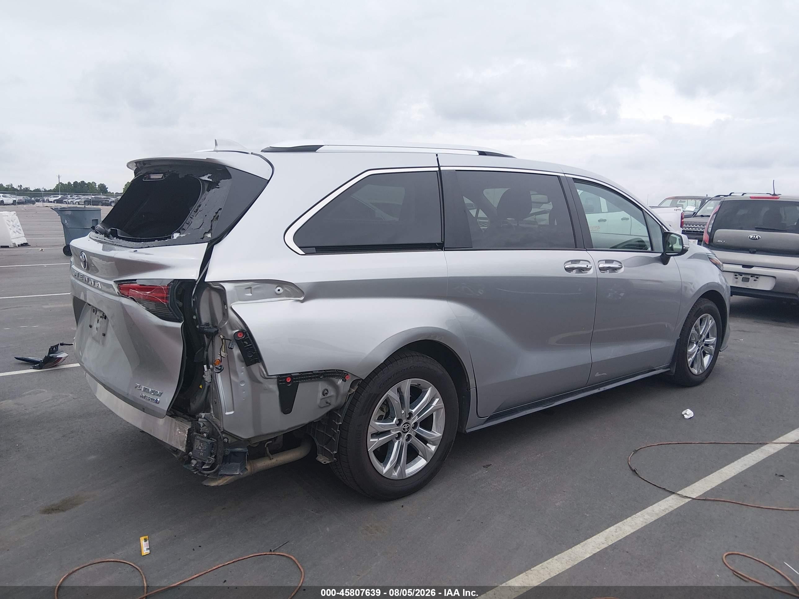 2024 Toyota Sienna Platinum Silver vin: 5TDESKFC3RS145525