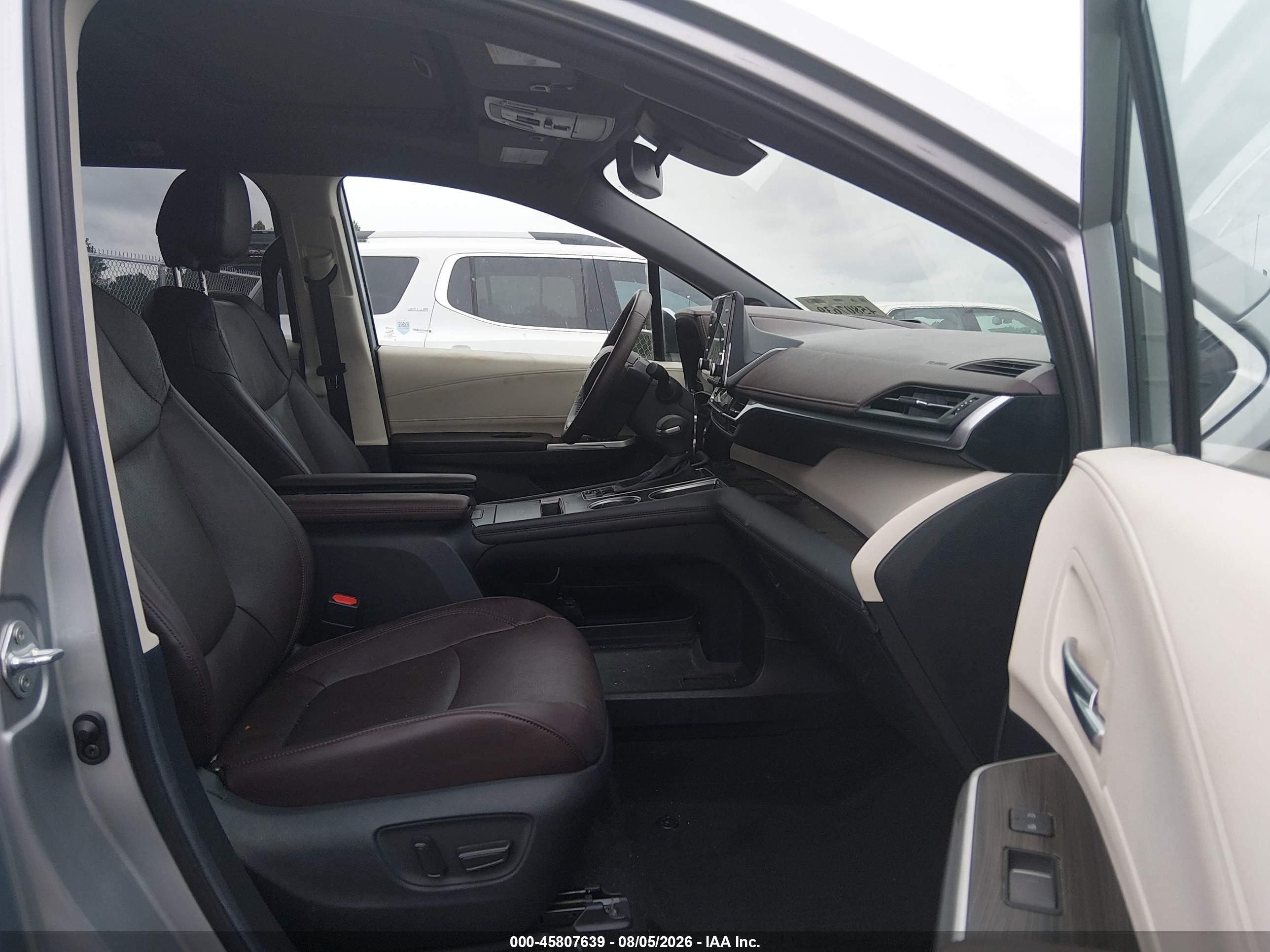 2024 Toyota Sienna Platinum Silver vin: 5TDESKFC3RS145525