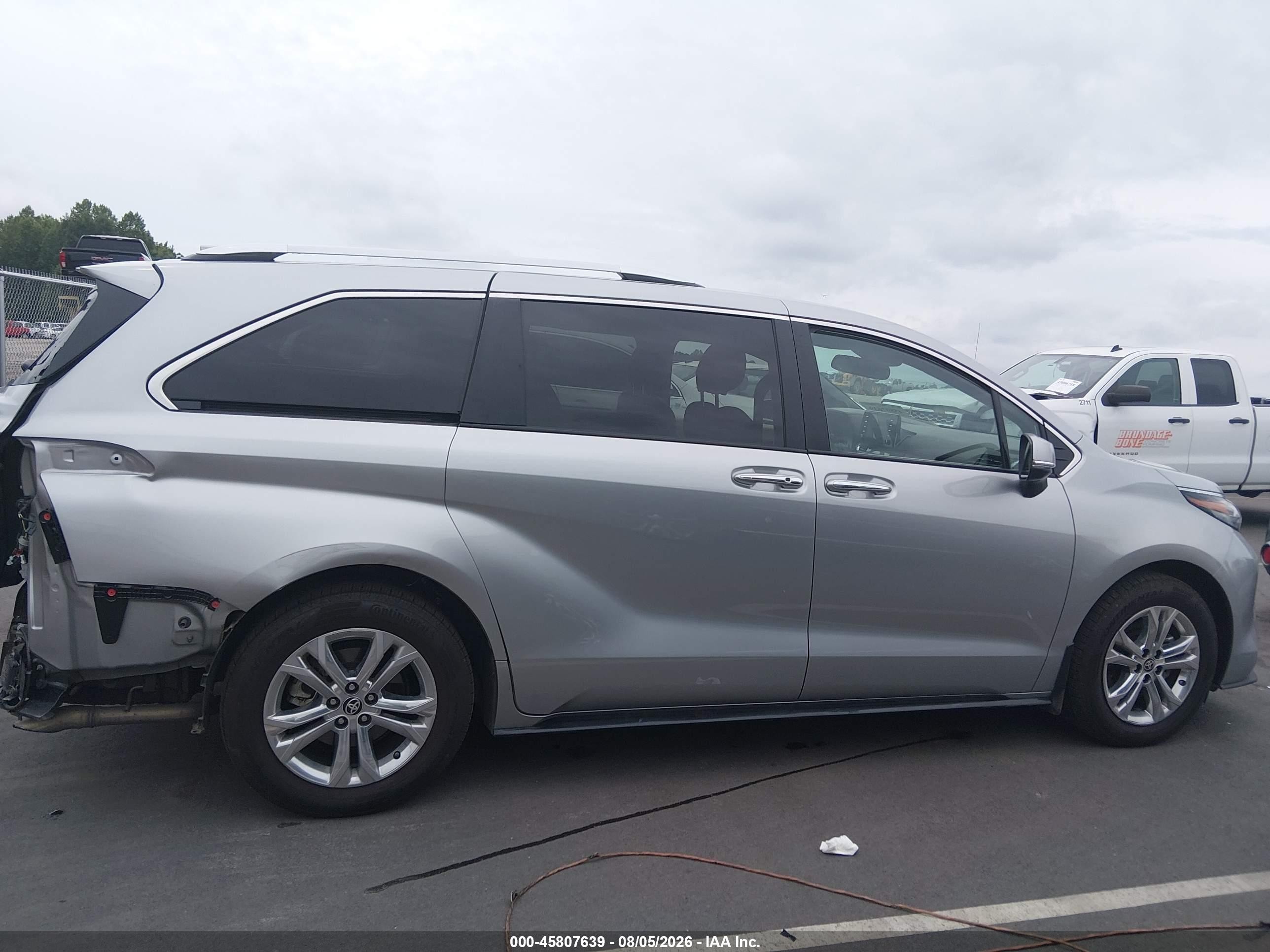 2024 Toyota Sienna Platinum Silver vin: 5TDESKFC3RS145525