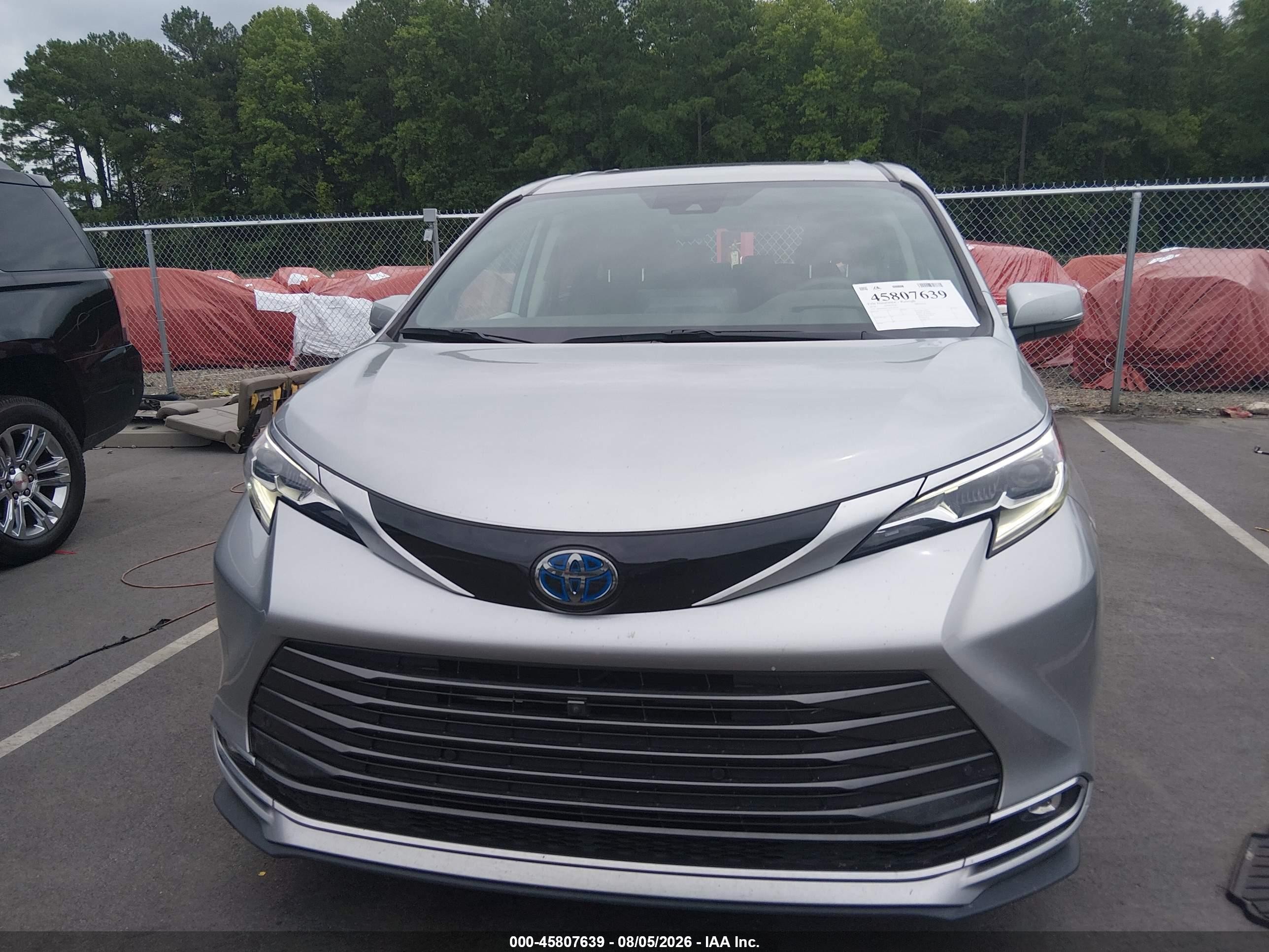 2024 Toyota Sienna Platinum Silver vin: 5TDESKFC3RS145525