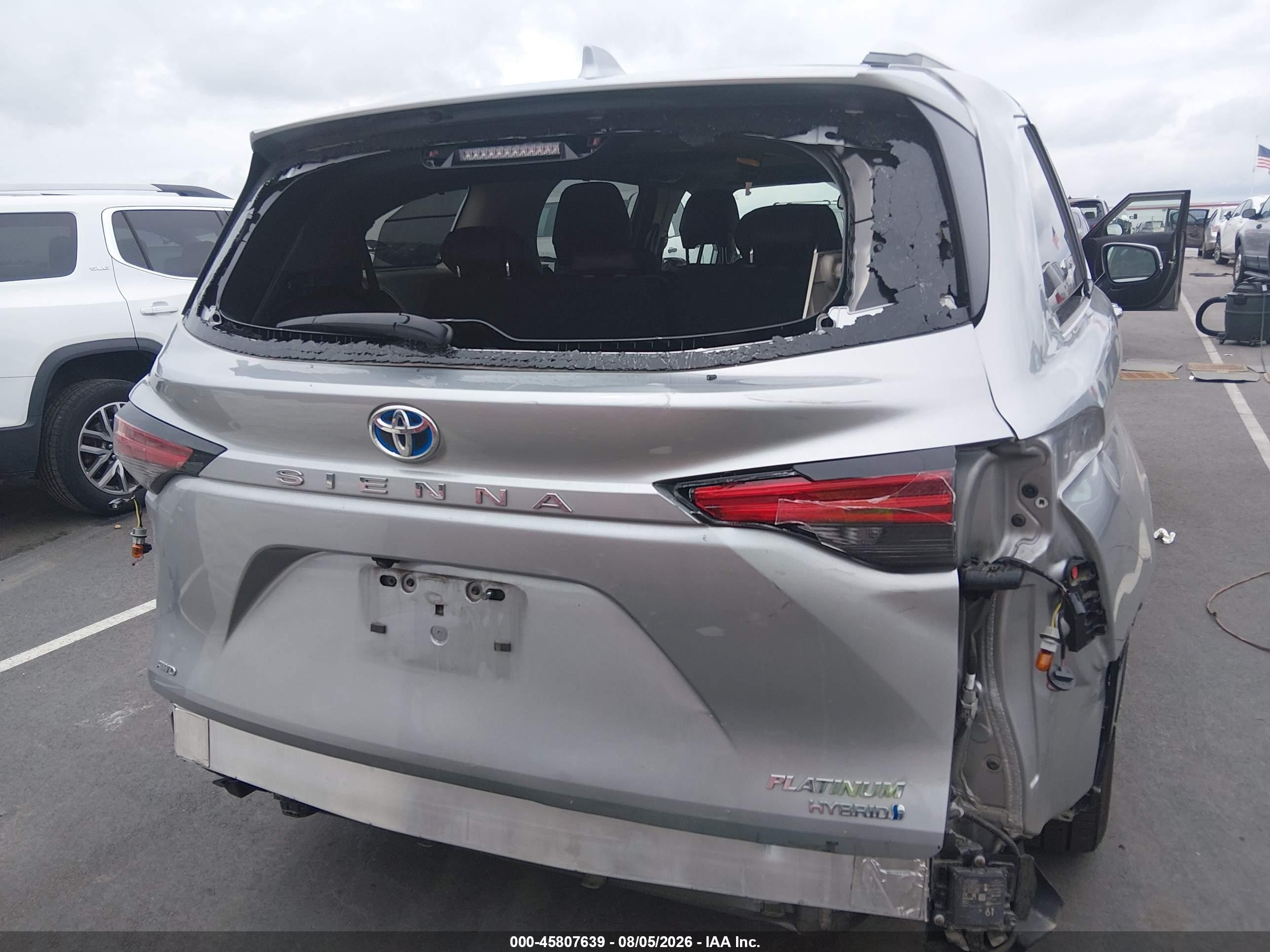 2024 Toyota Sienna Platinum Silver vin: 5TDESKFC3RS145525