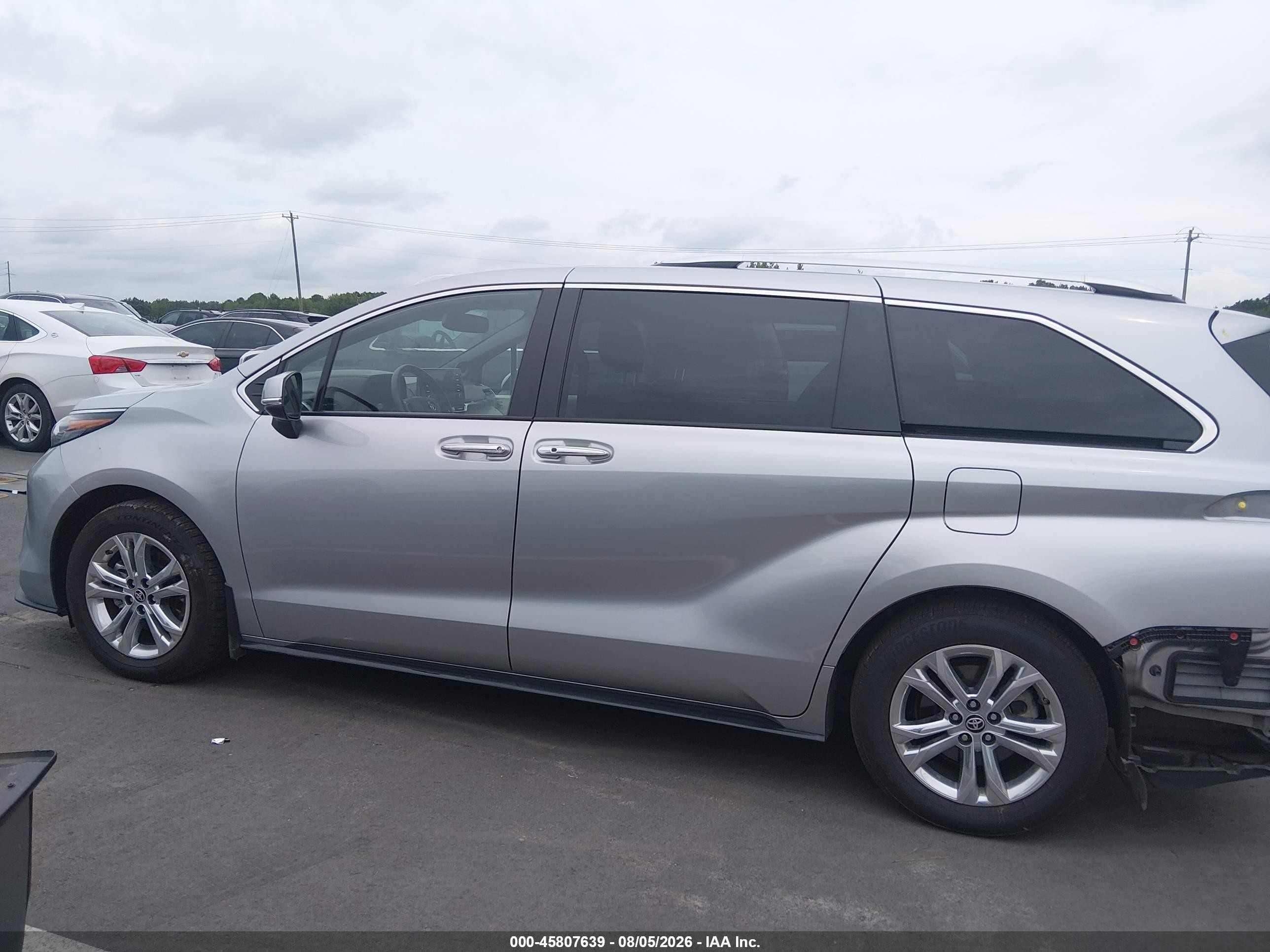 2024 Toyota Sienna Platinum Silver vin: 5TDESKFC3RS145525