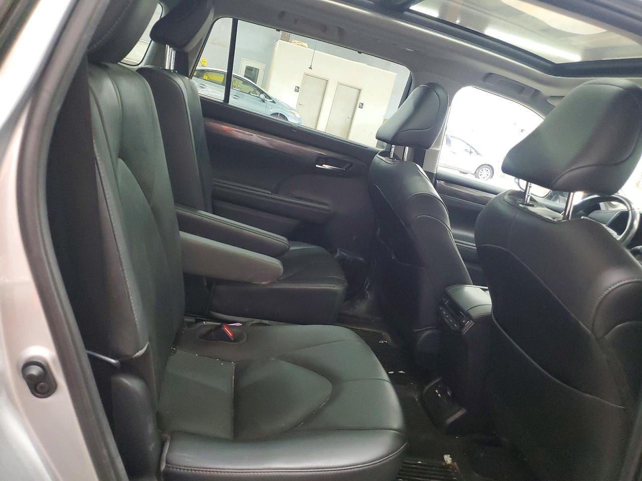 2021 Toyota Highlander Hybrid Platinum Silver vin: 5TDFARAH1MS011592