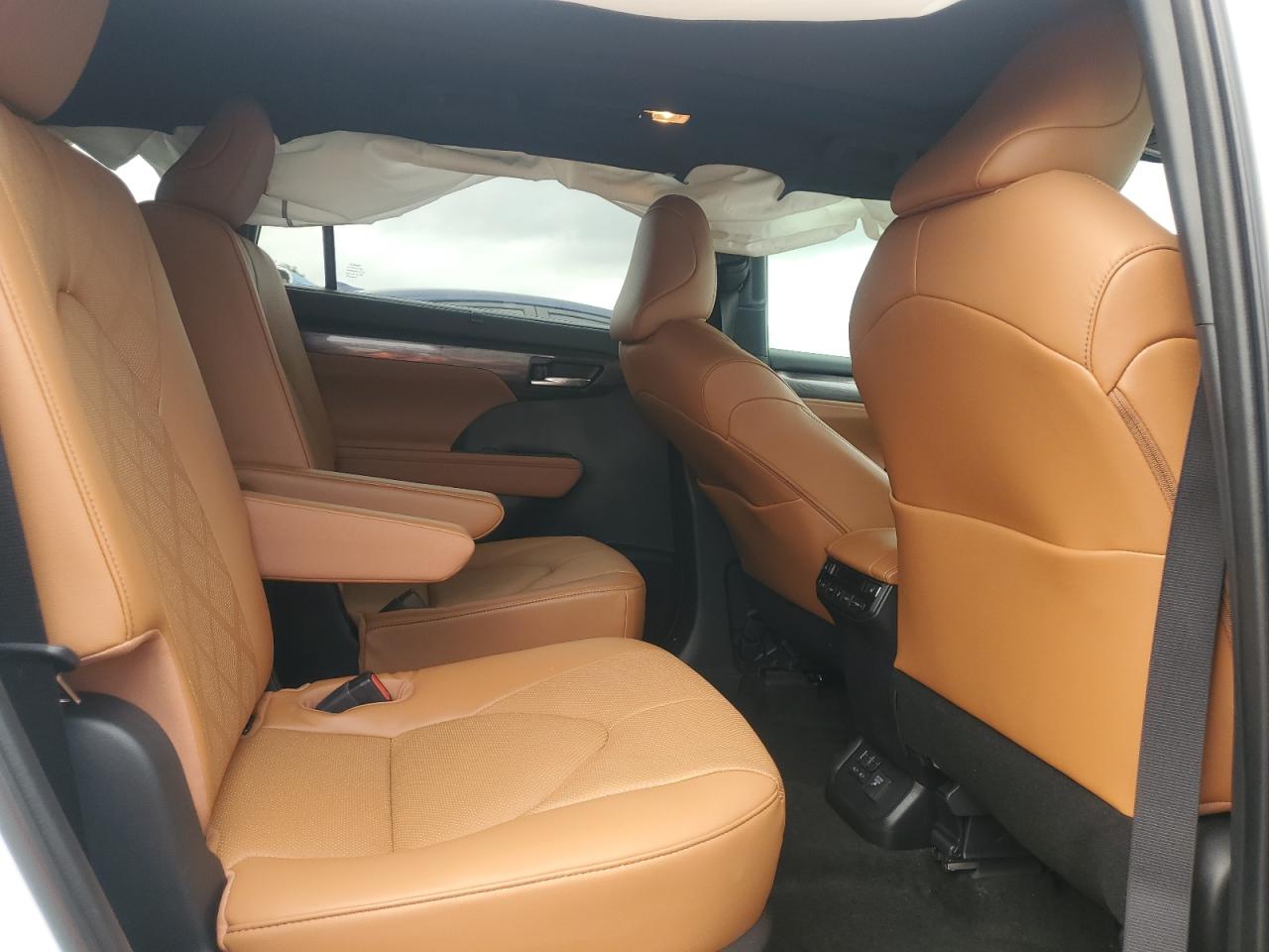 Цена и история 2023 Toyota Highlander Hybrid Platinum 2.5l 4 vin