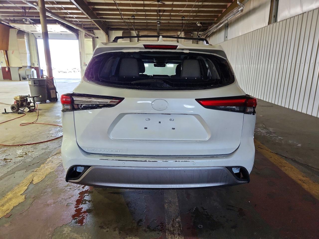 2022 Toyota Highlander Platinum White vin: 5TDFZRBH0NS200808