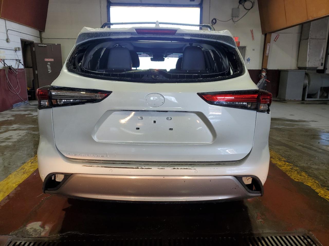 2022 Toyota Highlander Platinum White vin: 5TDFZRBH0NS200808 Damage: Left Rear Marker Lamp, Missing, Replacement Required