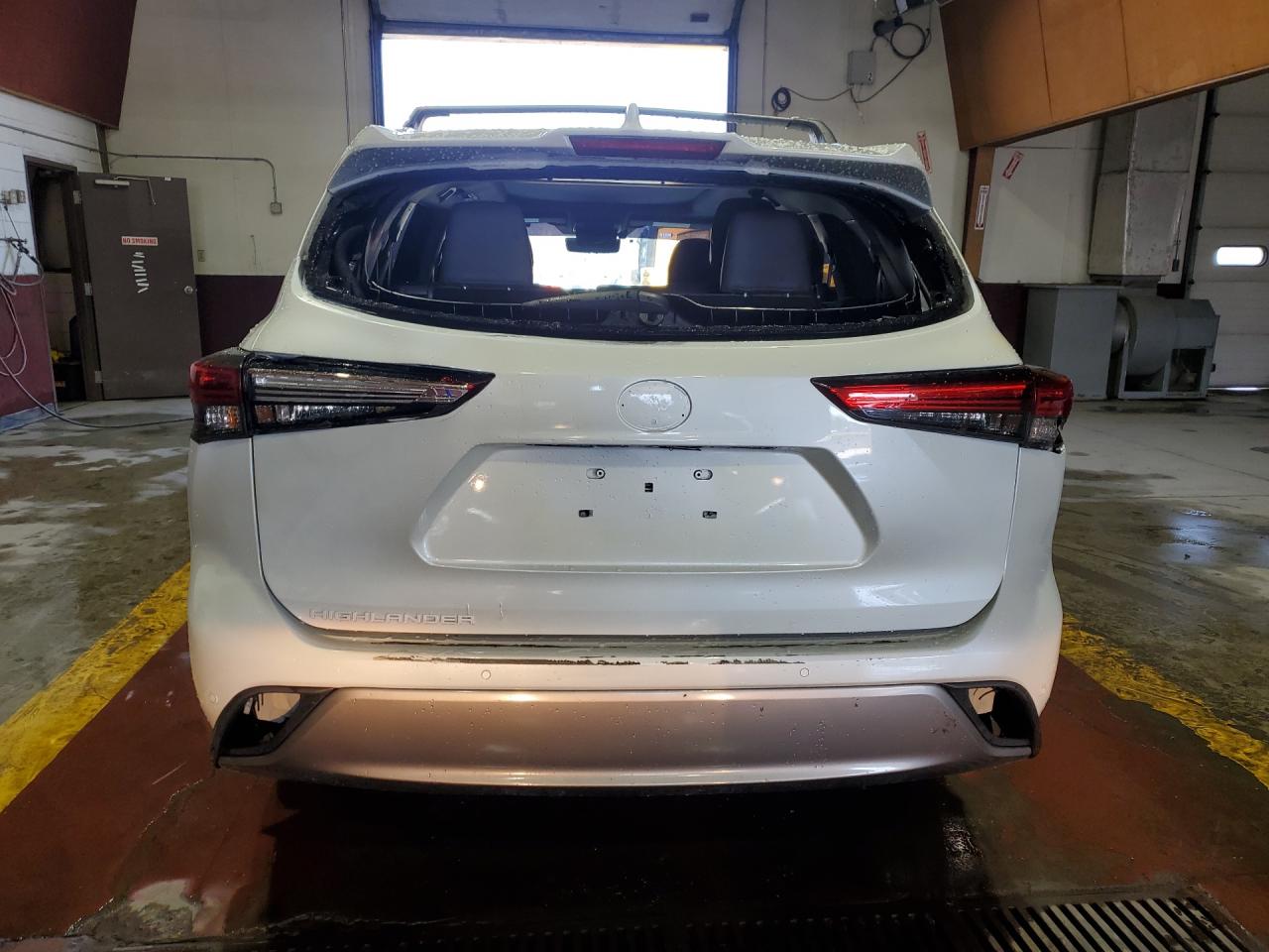 2022 Toyota Highlander Platinum White vin: 5TDFZRBH0NS200808 Damage: Right Tail Light, Broken, Replacement Required
