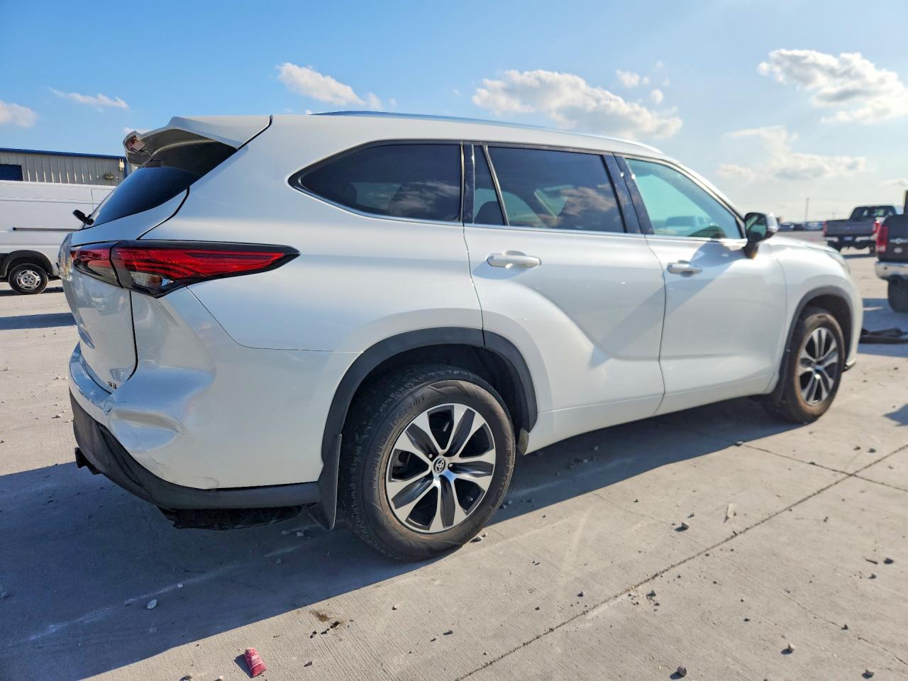 2021 Toyota Highlander Xle White vin: 5TDGZRAH4MS043286