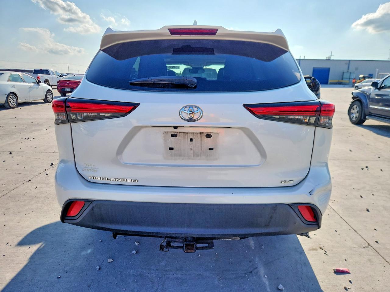 2021 Toyota Highlander Xle White vin: 5TDGZRAH4MS043286