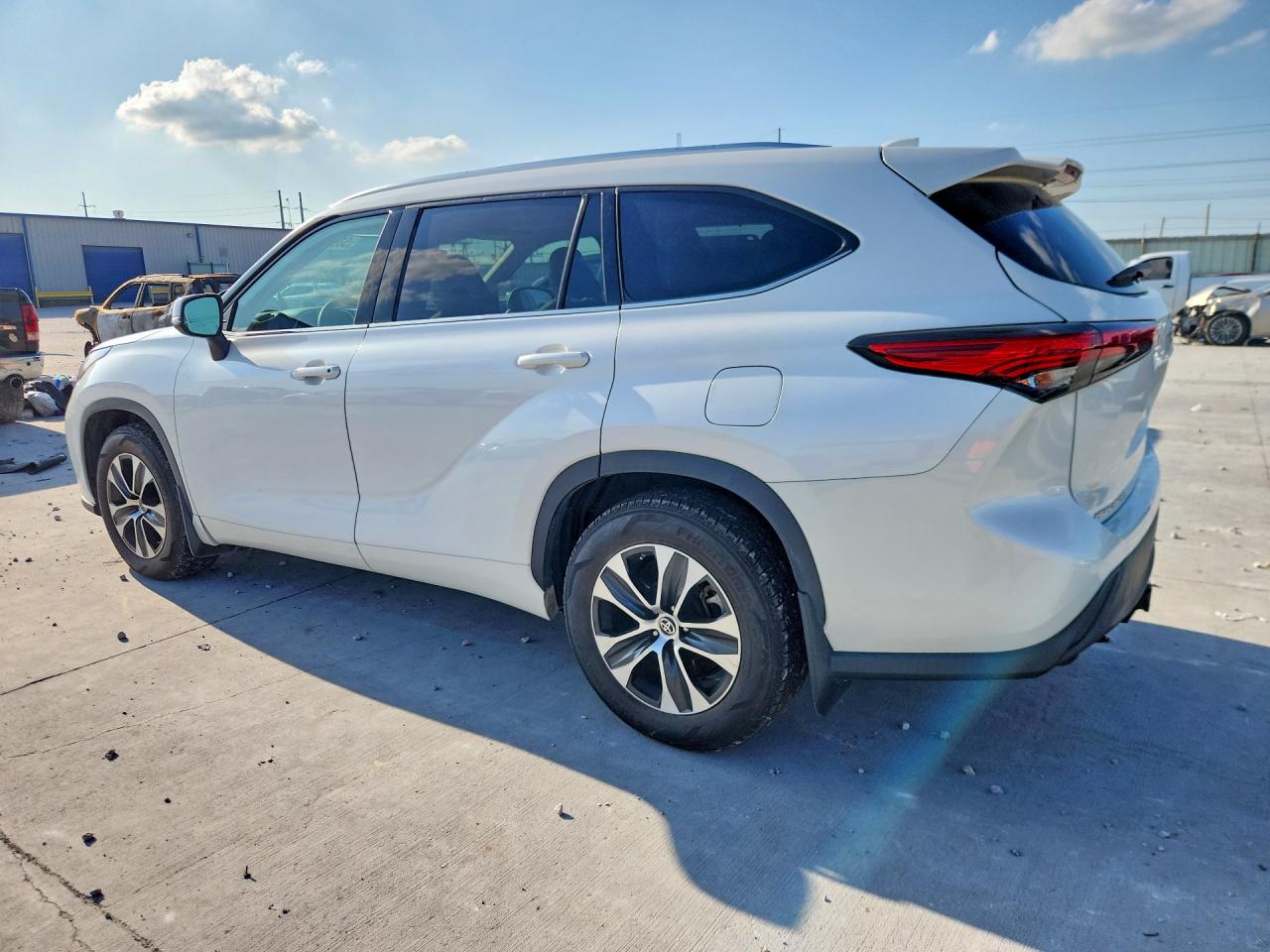 2021 Toyota Highlander Xle White vin: 5TDGZRAH4MS043286