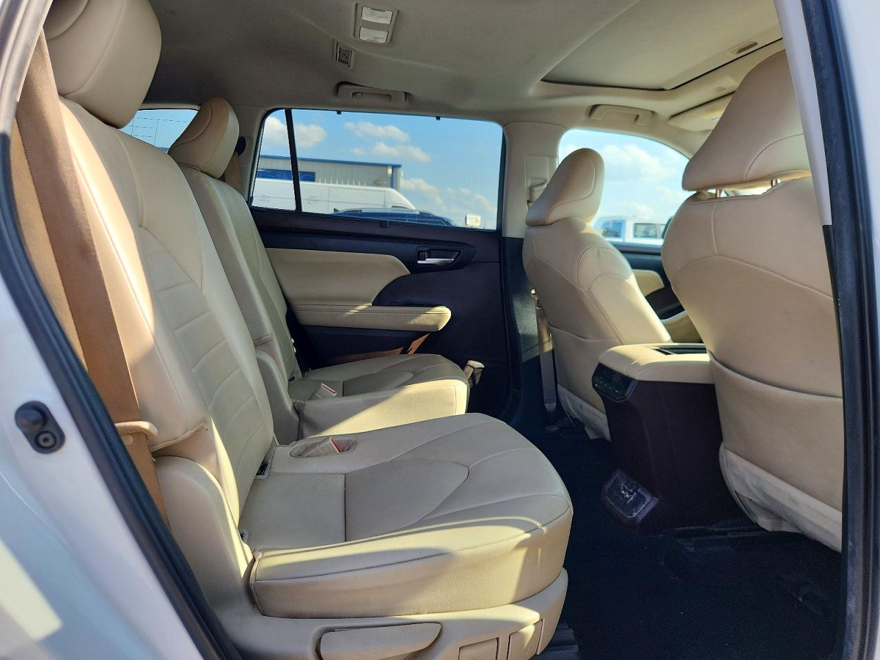 2021 Toyota Highlander Xle White vin: 5TDGZRAH4MS043286