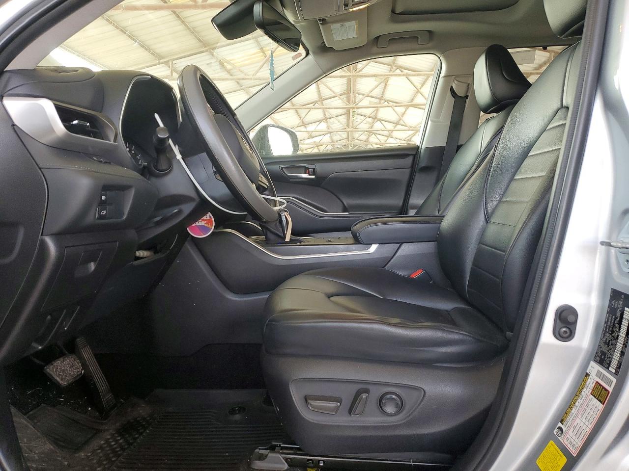 2021 Toyota Highlander Xle Silver vin: 5TDGZRAH5MS521439