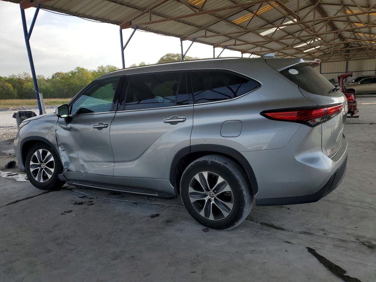 2021 Toyota Highlander Xle Silver vin: 5TDGZRAH5MS521439