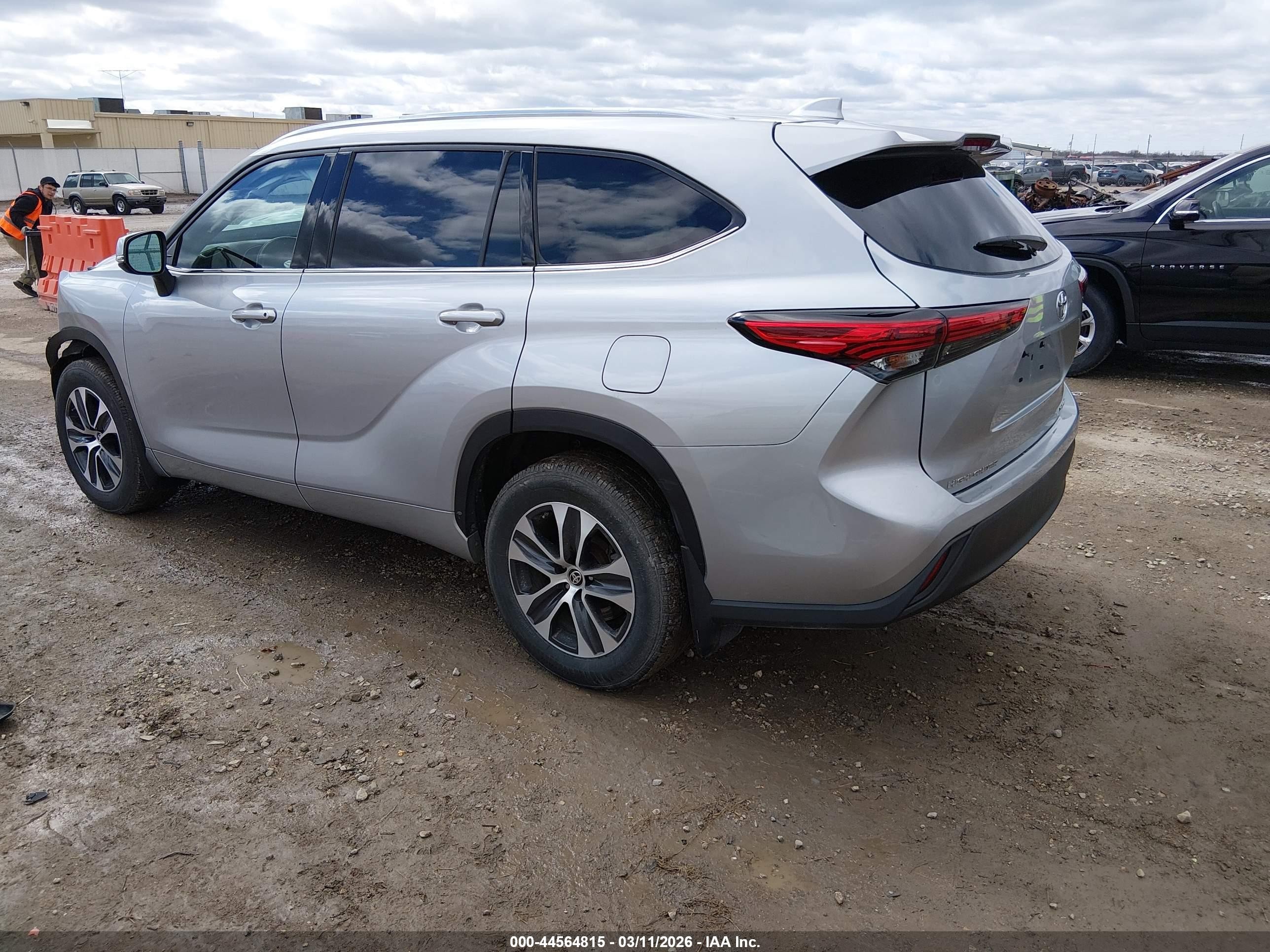 2021 Toyota Highlander Xle Silver vin: 5TDGZRBH2MS551769