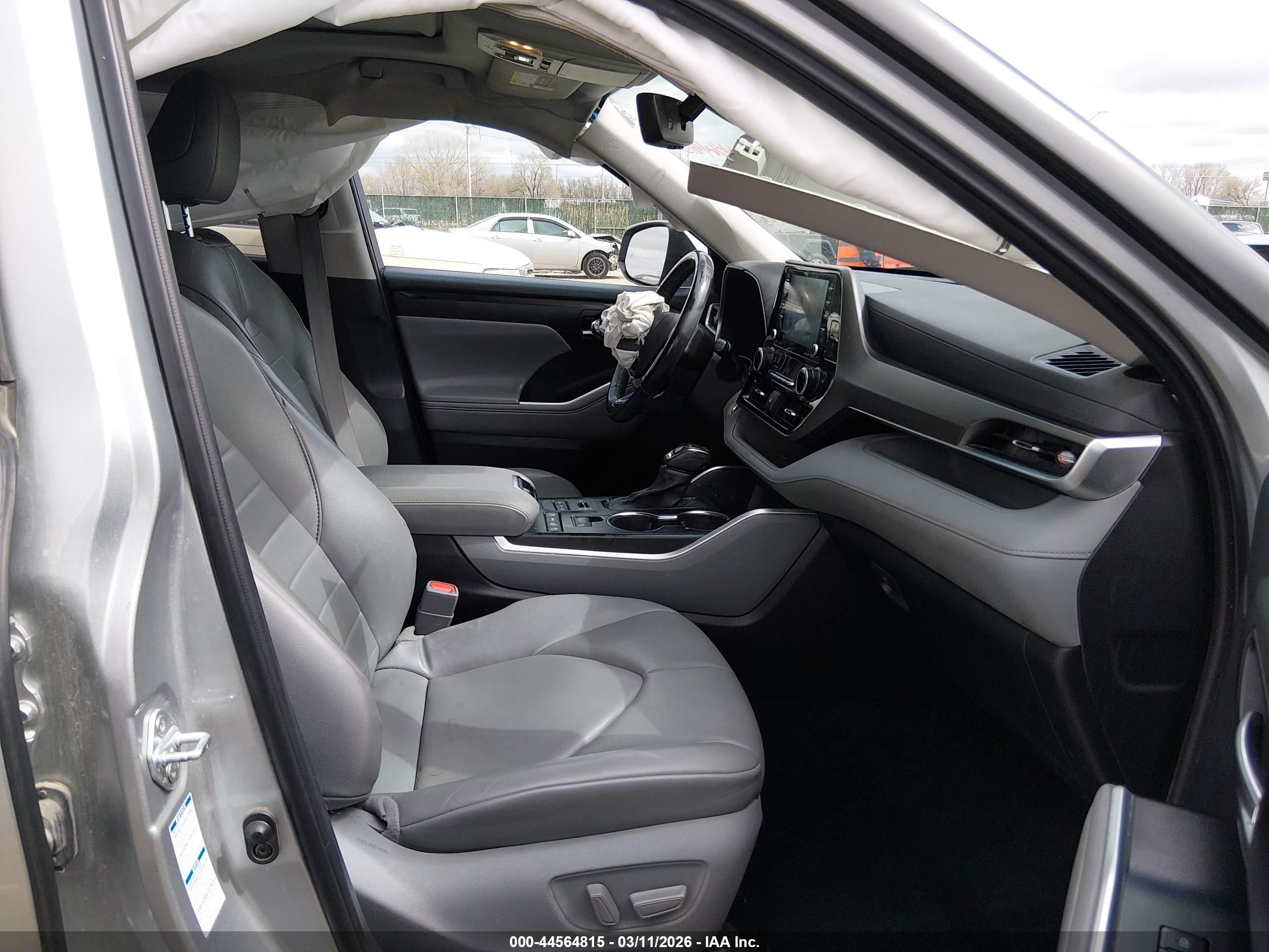2021 Toyota Highlander Xle Silver vin: 5TDGZRBH2MS551769