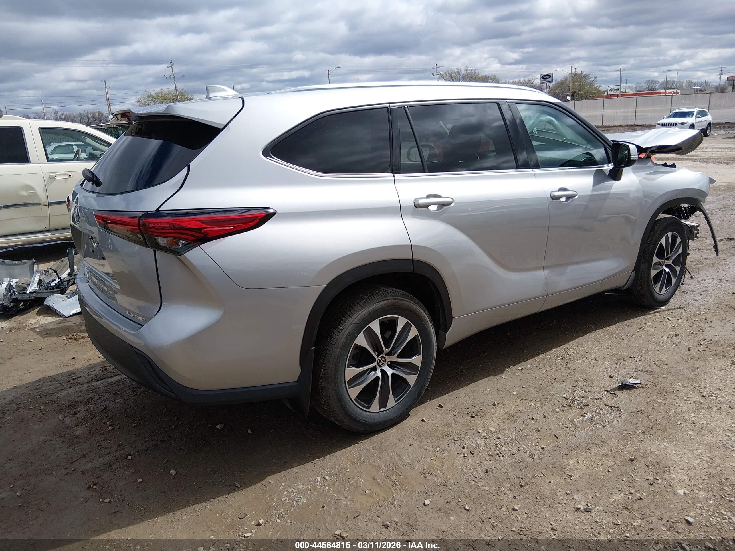 2021 Toyota Highlander Xle Silver vin: 5TDGZRBH2MS551769
