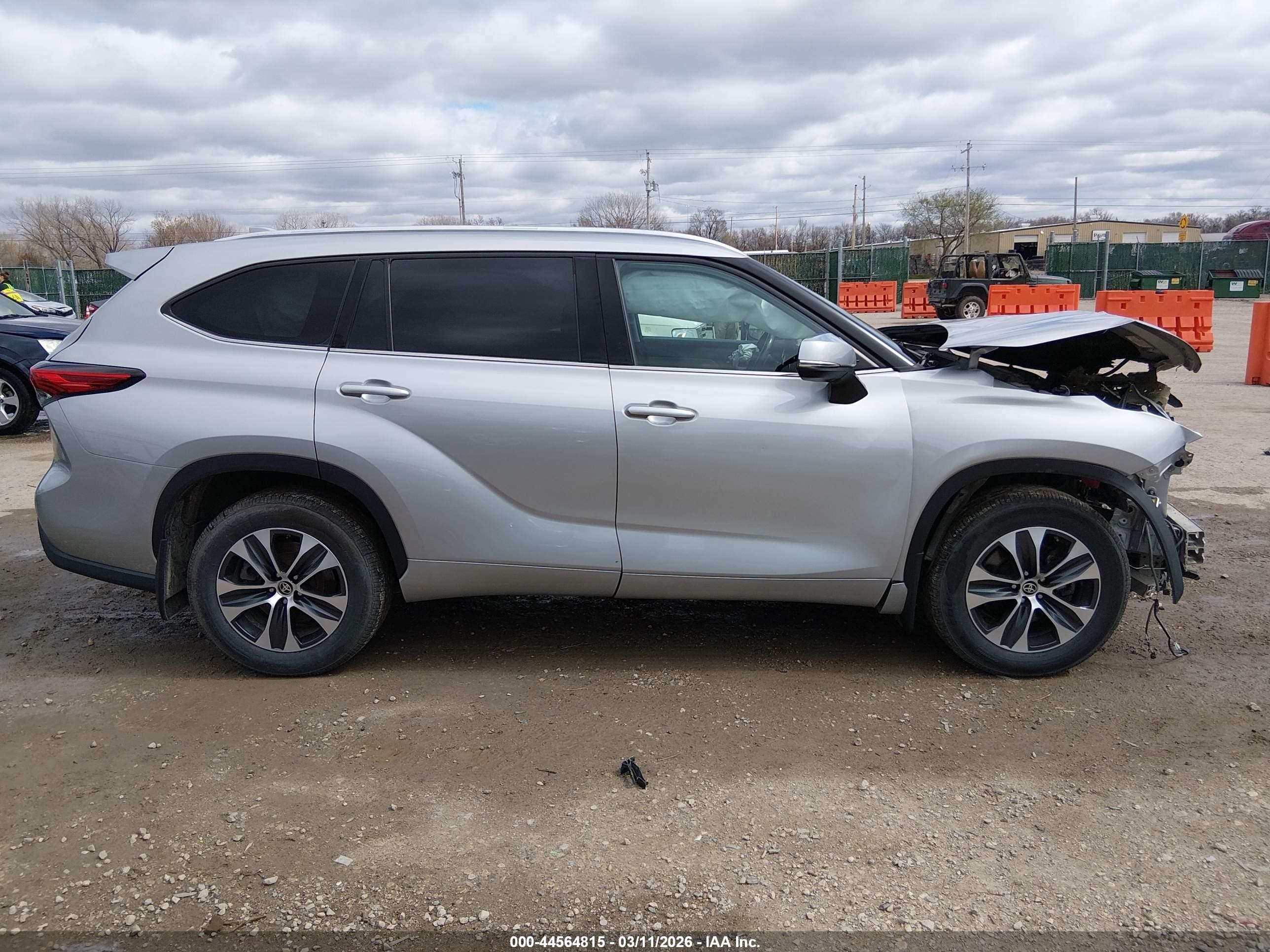 2021 Toyota Highlander Xle Silver vin: 5TDGZRBH2MS551769