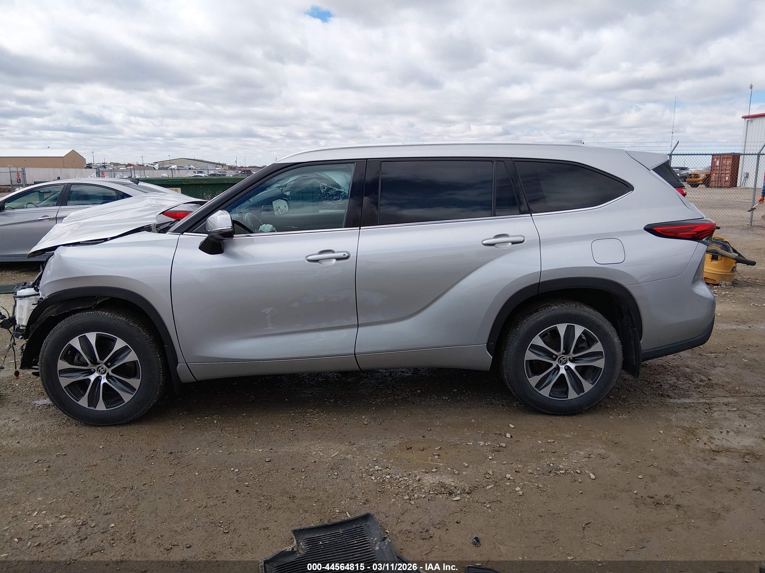 2021 Toyota Highlander Xle Silver vin: 5TDGZRBH2MS551769