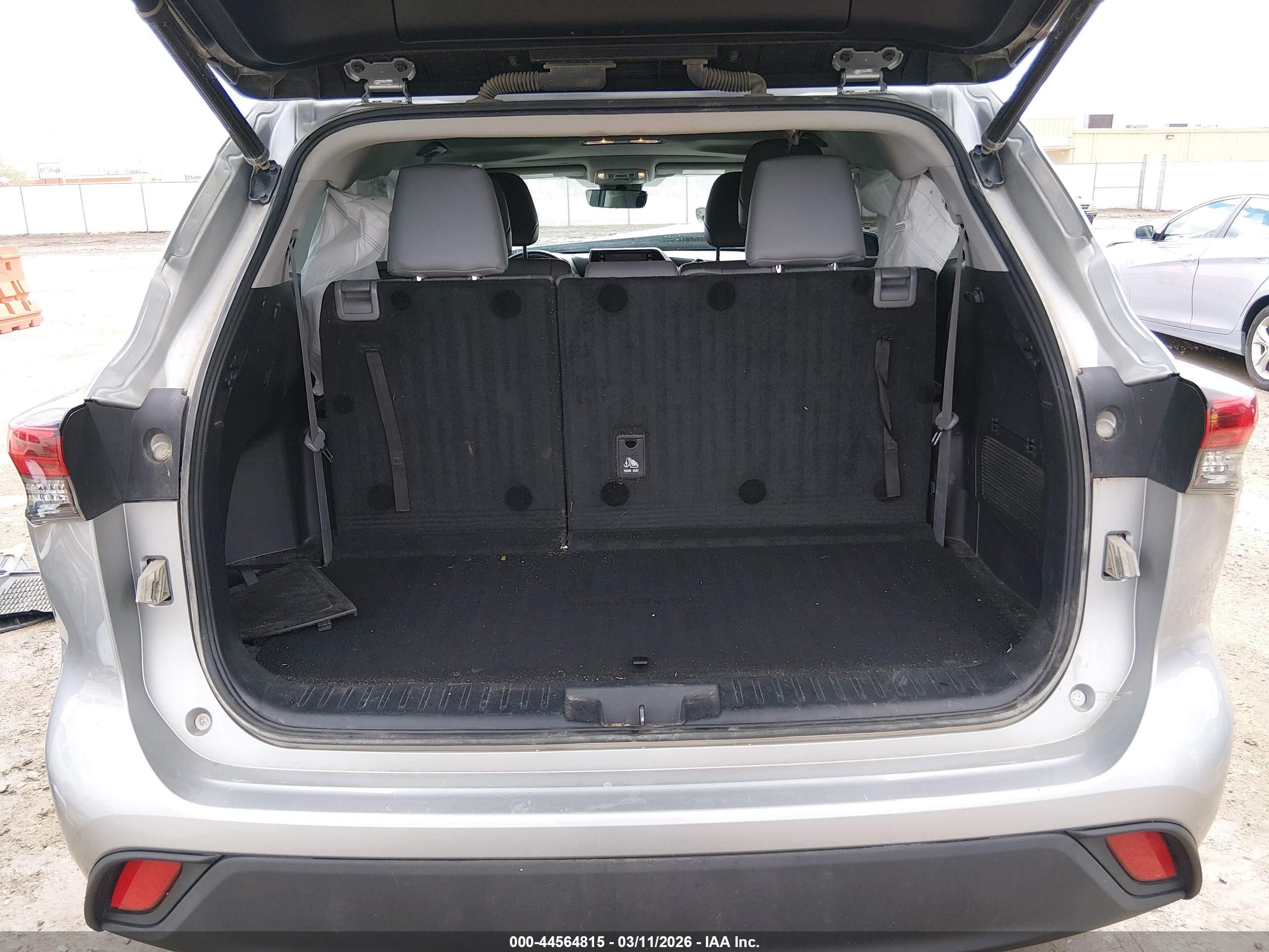 2021 Toyota Highlander Xle Silver vin: 5TDGZRBH2MS551769