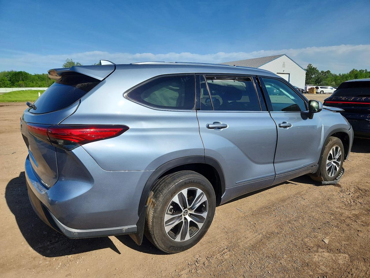 2021 Toyota Highlander Xle Silver vin: 5TDGZRBH8MS143969