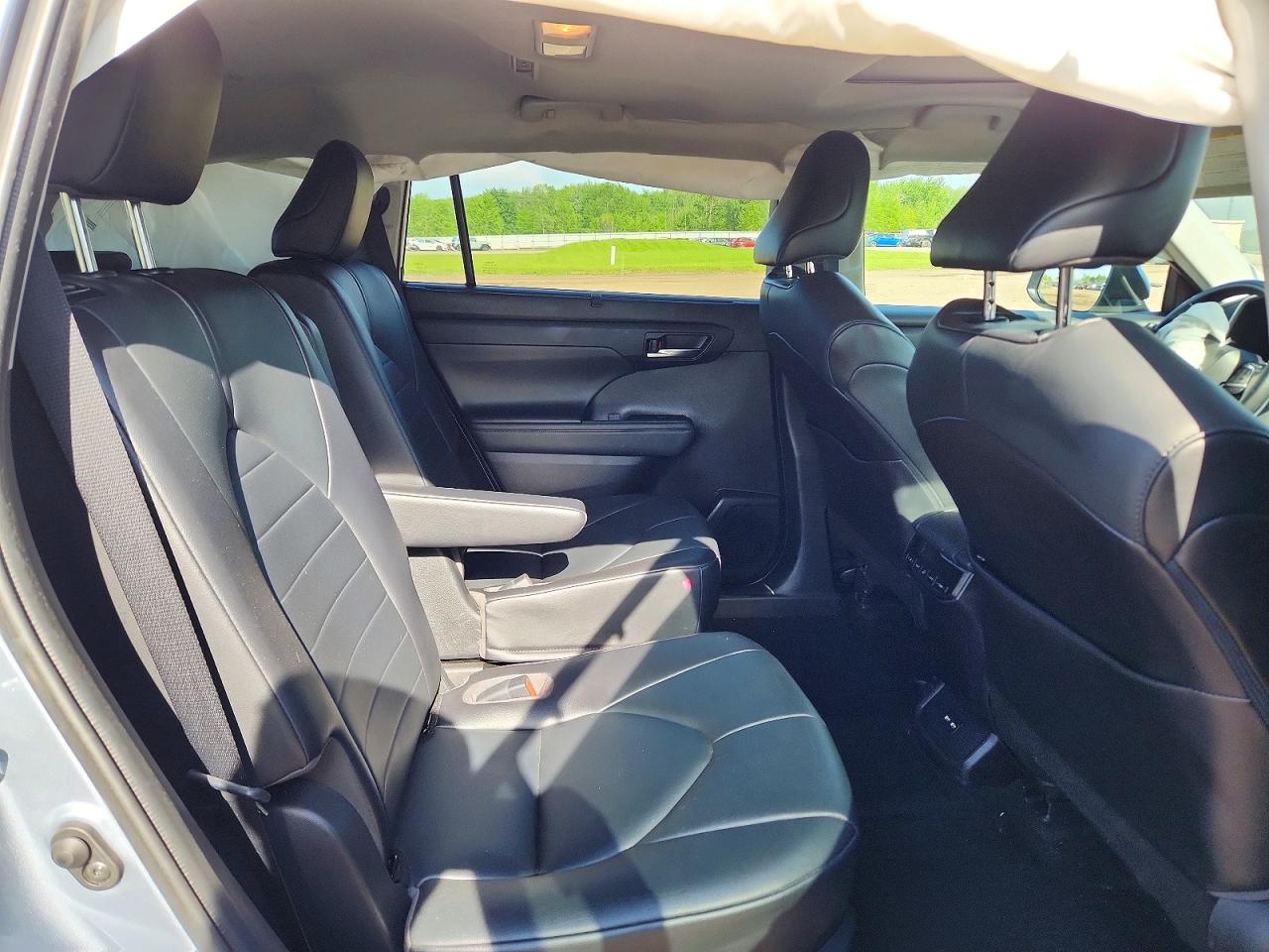 2021 Toyota Highlander Xle Silver vin: 5TDGZRBH8MS143969
