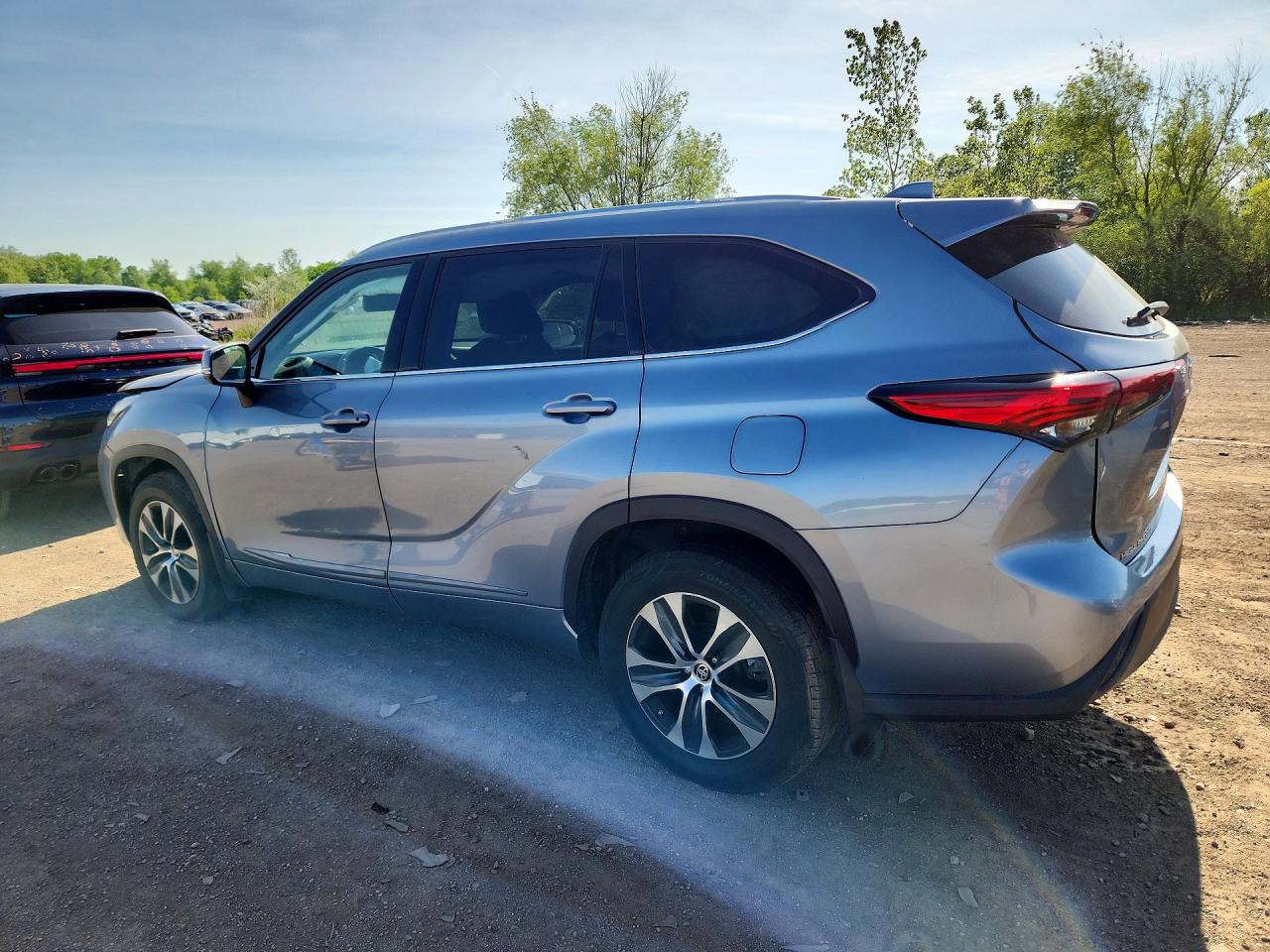 2021 Toyota Highlander Xle Silver vin: 5TDGZRBH8MS143969