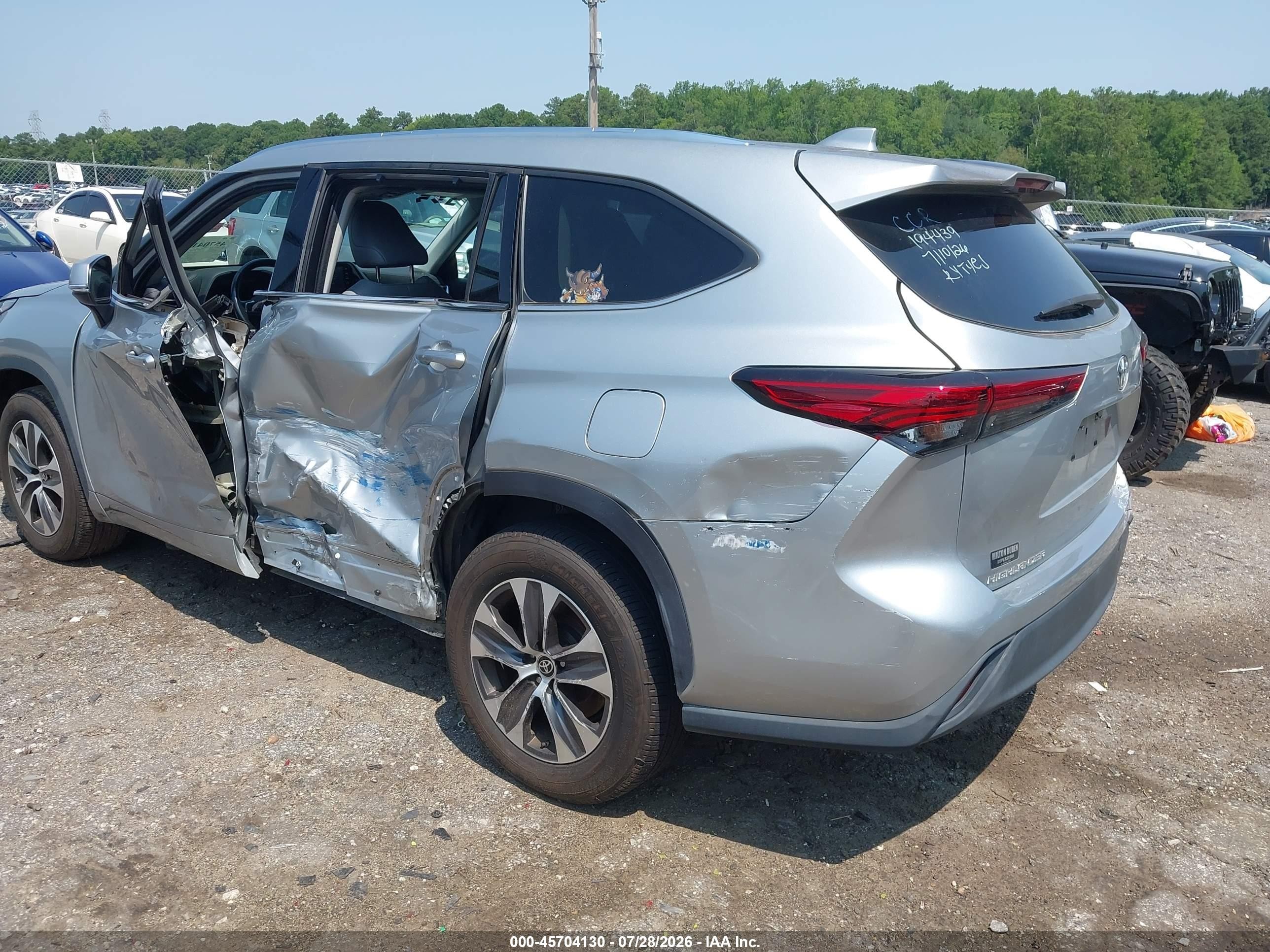 2020 Toyota Highlander Xle Silver vin: 5TDHZRAH6LS012284