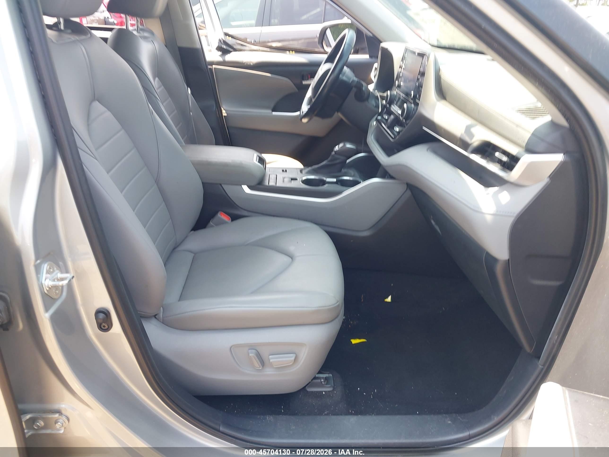 2020 Toyota Highlander Xle Silver vin: 5TDHZRAH6LS012284