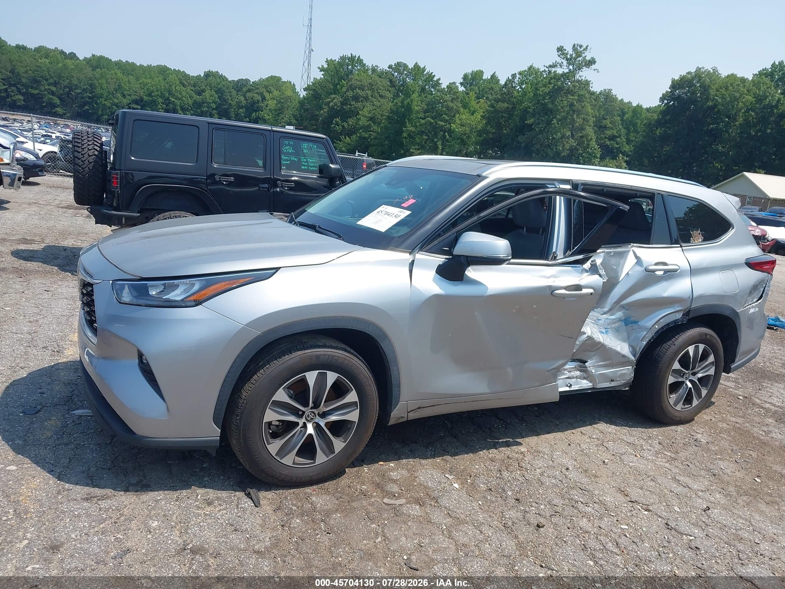 2020 Toyota Highlander Xle Silver vin: 5TDHZRAH6LS012284