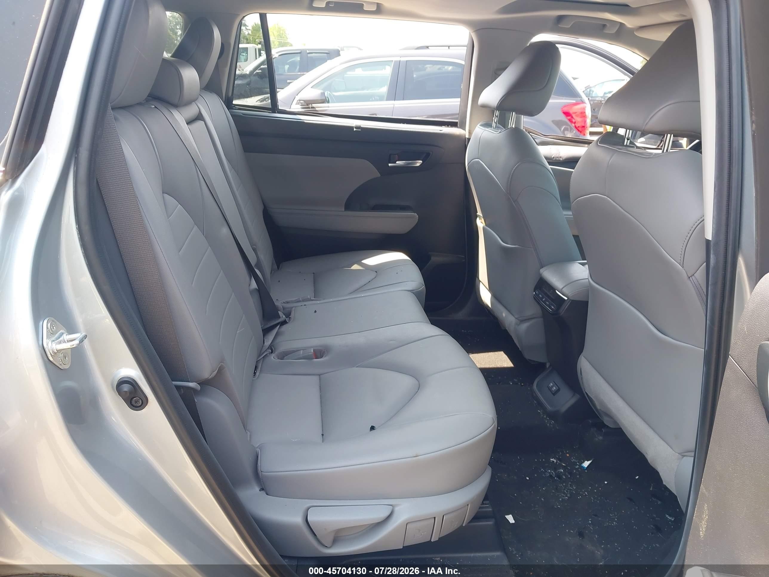 2020 Toyota Highlander Xle Silver vin: 5TDHZRAH6LS012284