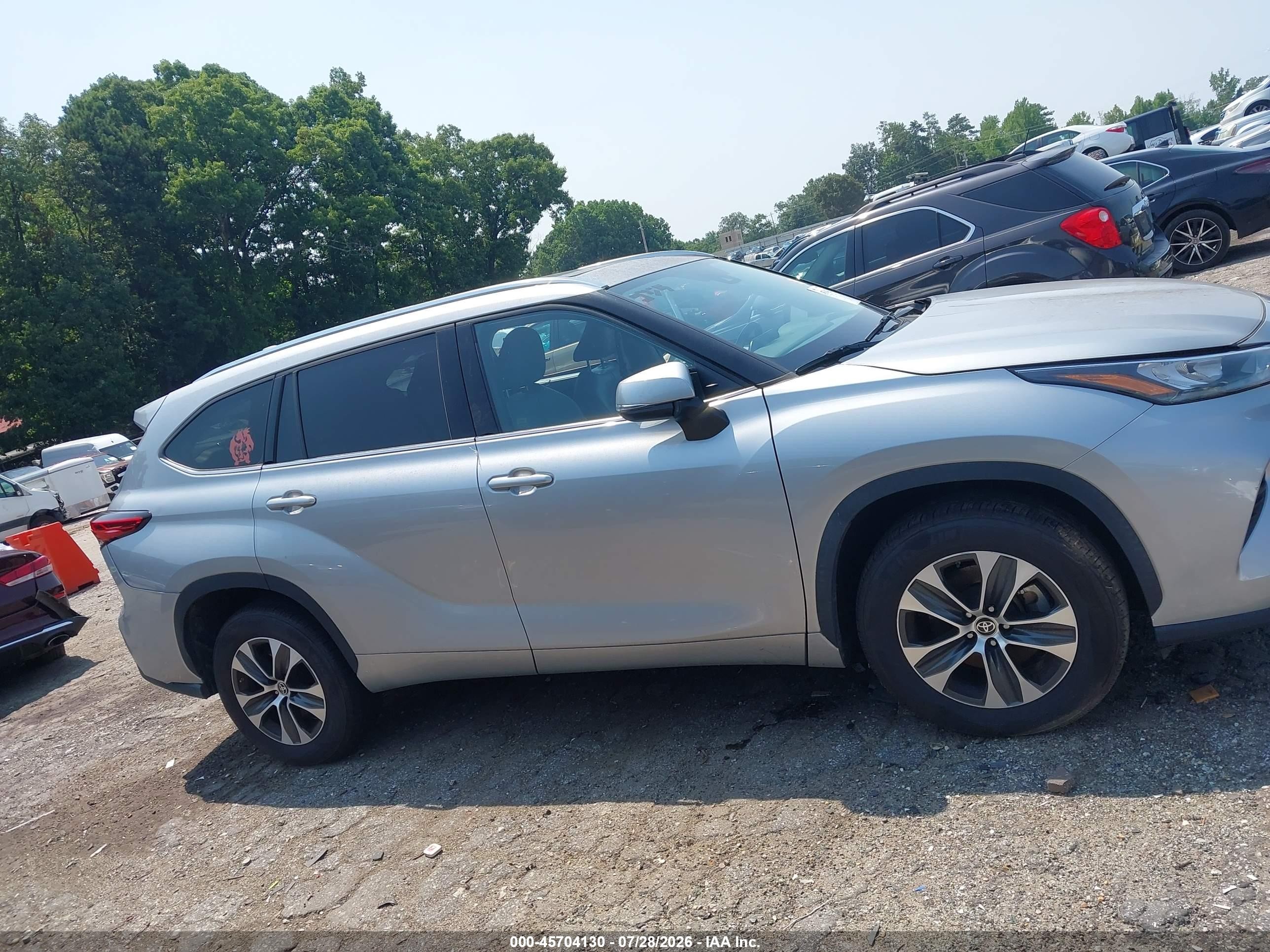 2020 Toyota Highlander Xle Silver vin: 5TDHZRAH6LS012284