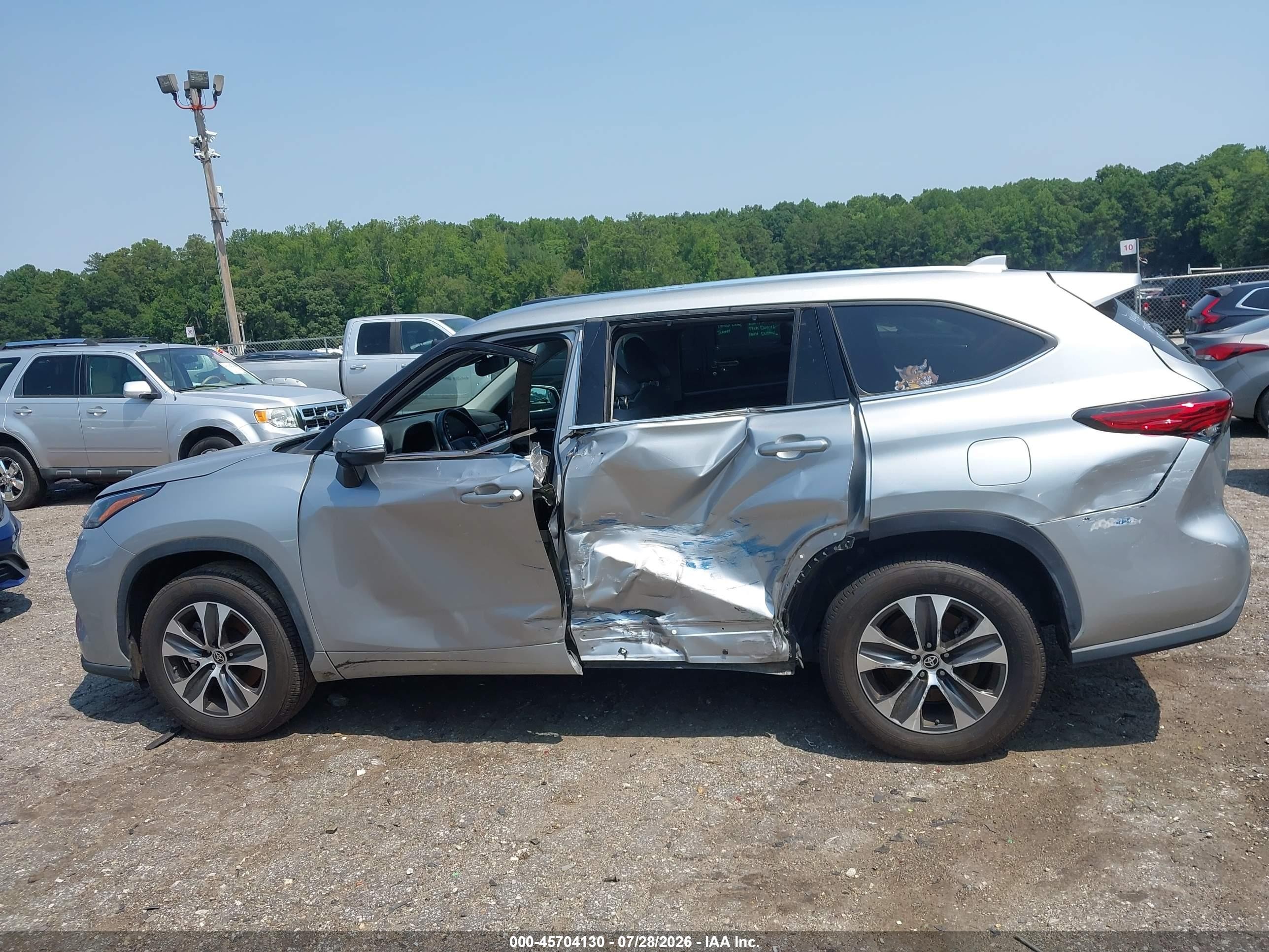 2020 Toyota Highlander Xle Silver vin: 5TDHZRAH6LS012284