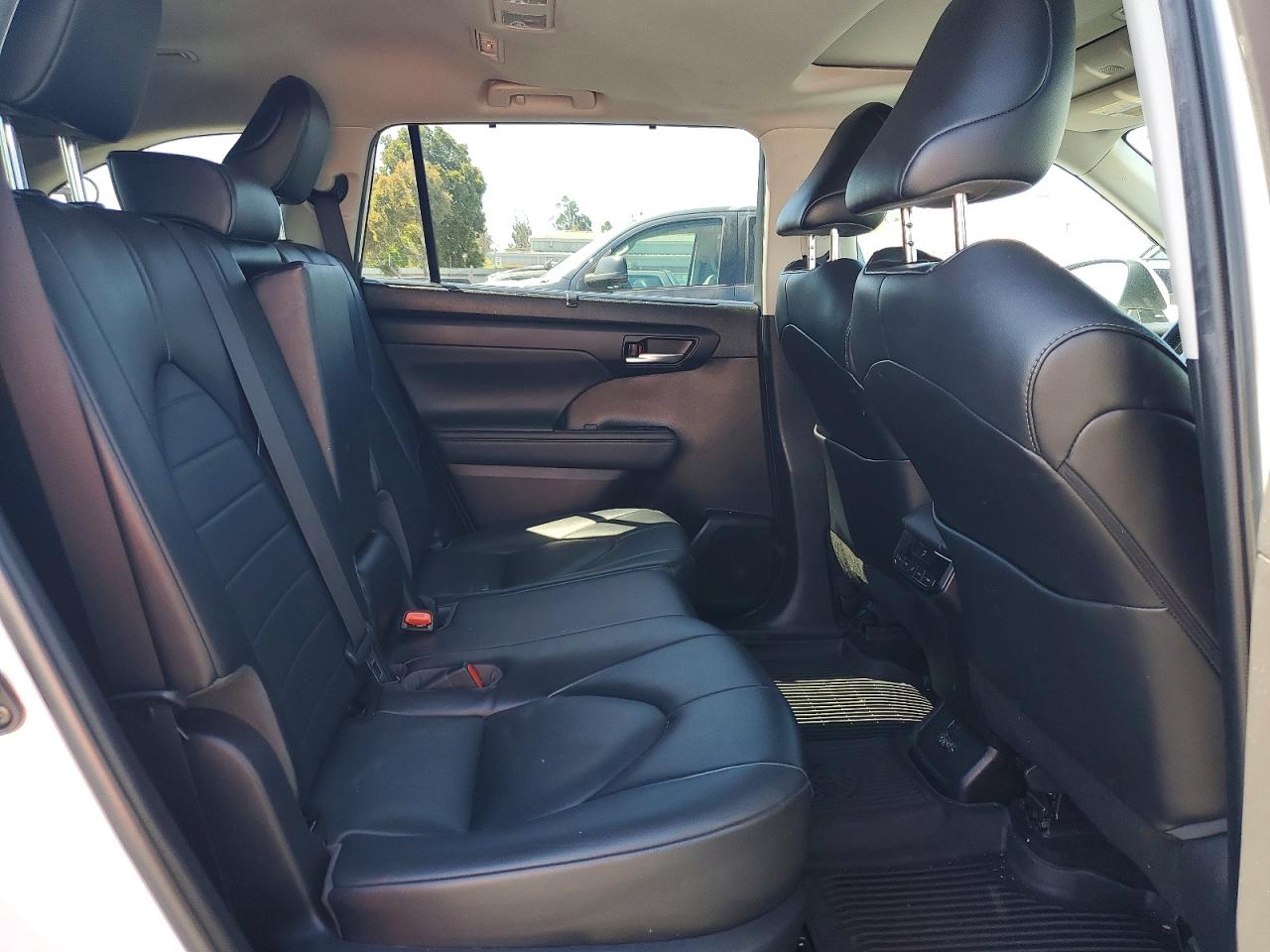 2022 Toyota Highlander Xle Белый vin: 5TDHZRBH2NS221460