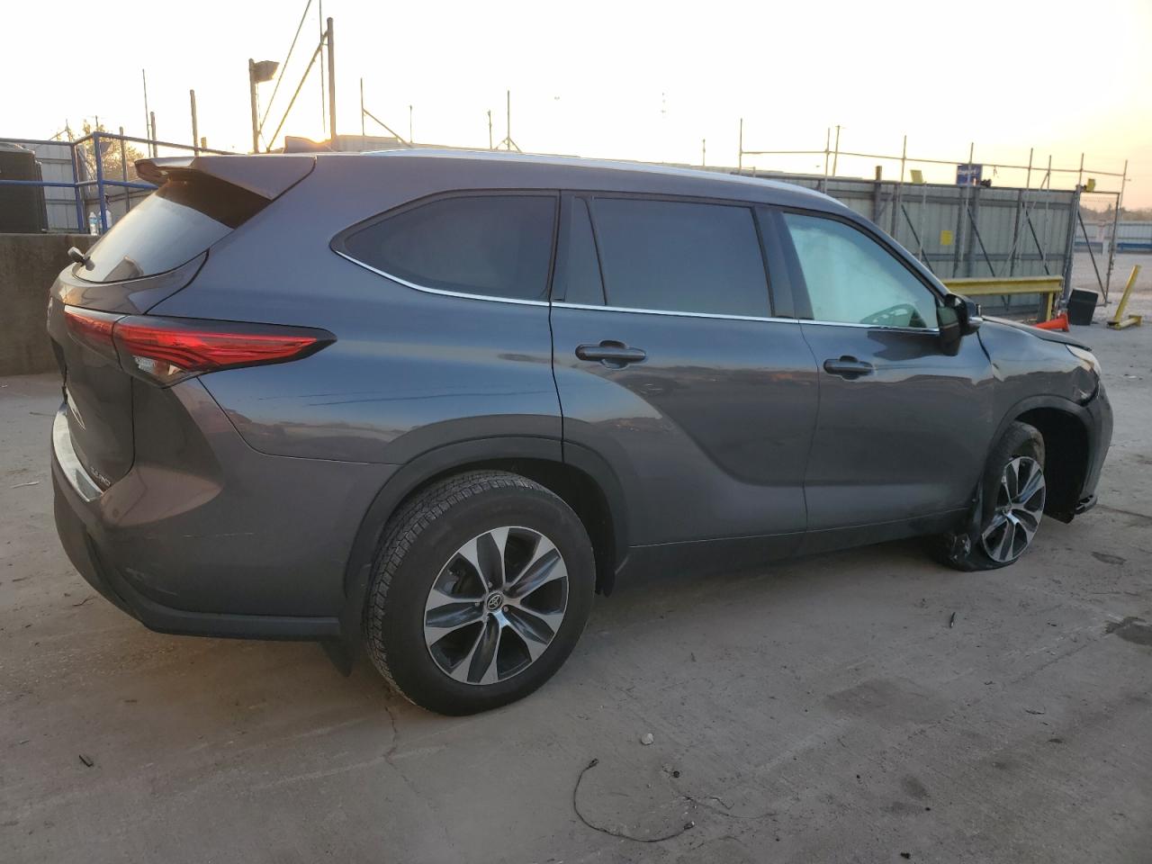 2021 Toyota Highlander Xle Gray vin: 5TDHZRBH9MS107079