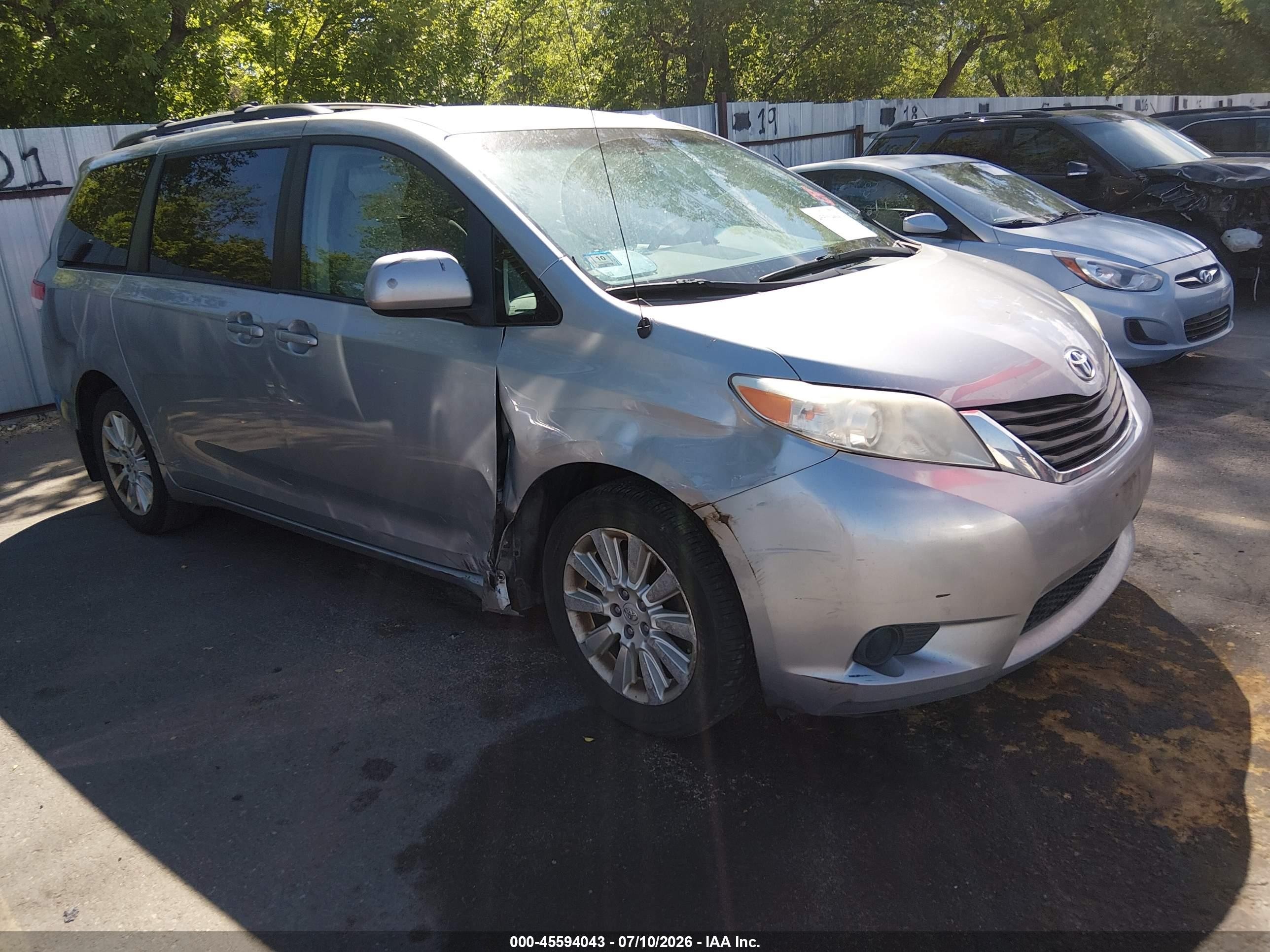 2011 Toyota Sienna Le Silver vin: 5TDJK3DC0BS012721