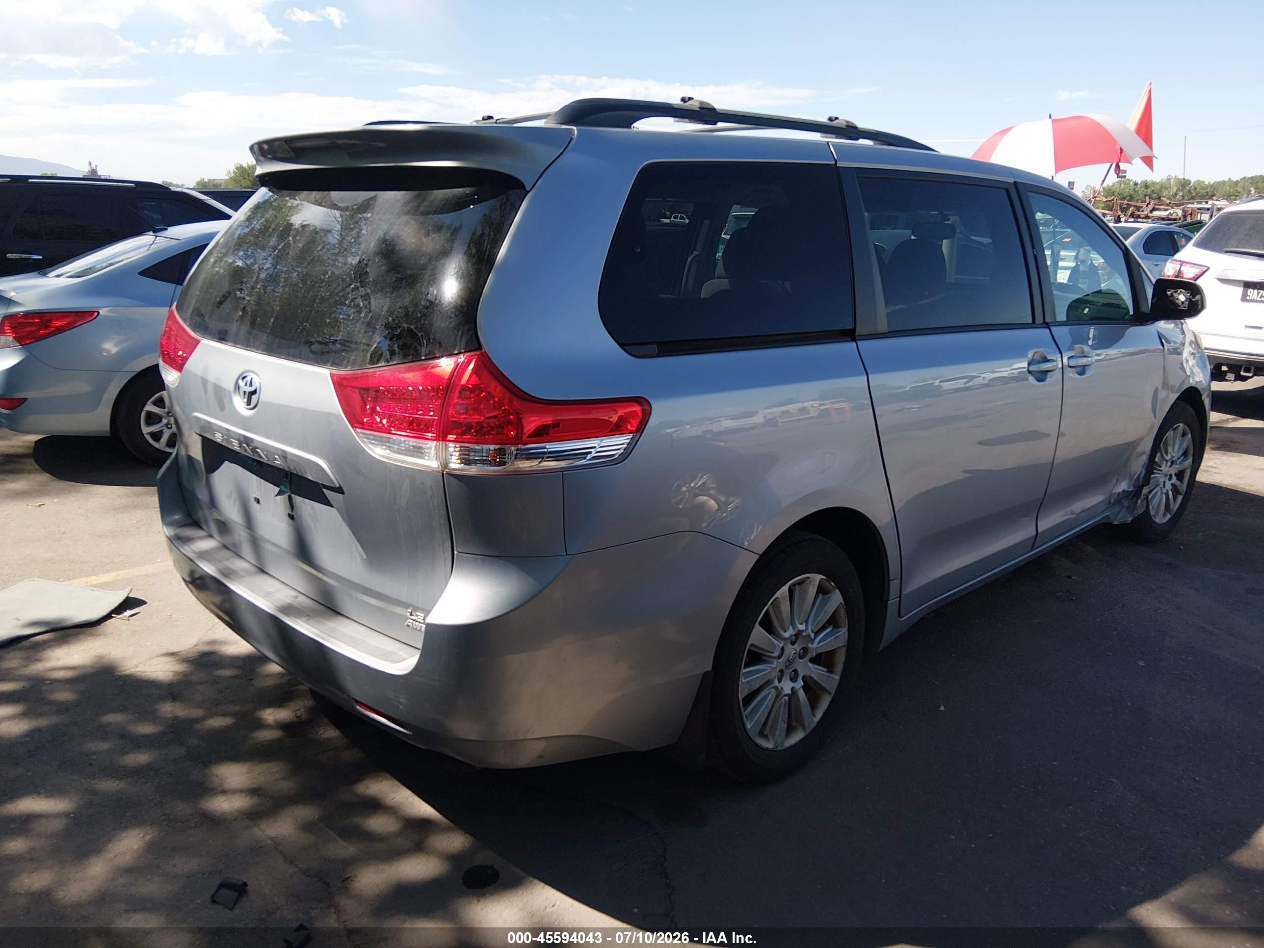 2011 Toyota Sienna Le Silver vin: 5TDJK3DC0BS012721