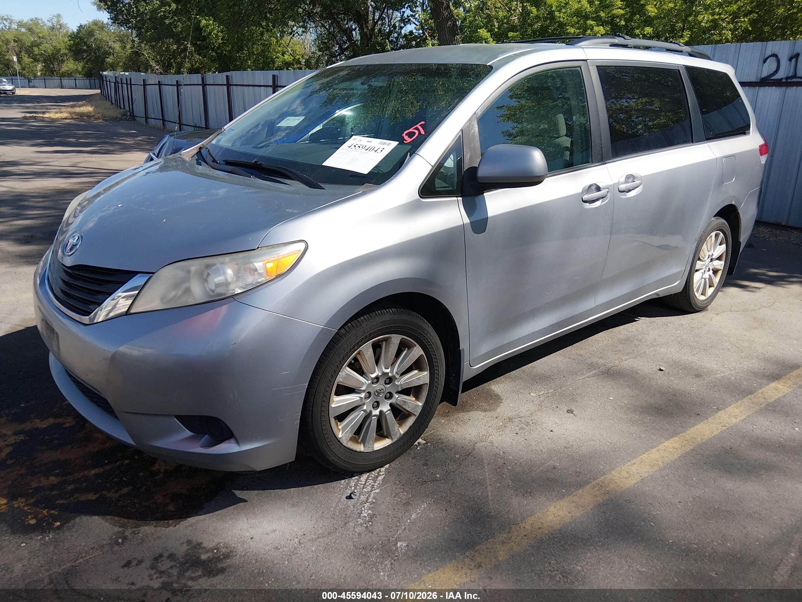 2011 Toyota Sienna Le Silver vin: 5TDJK3DC0BS012721