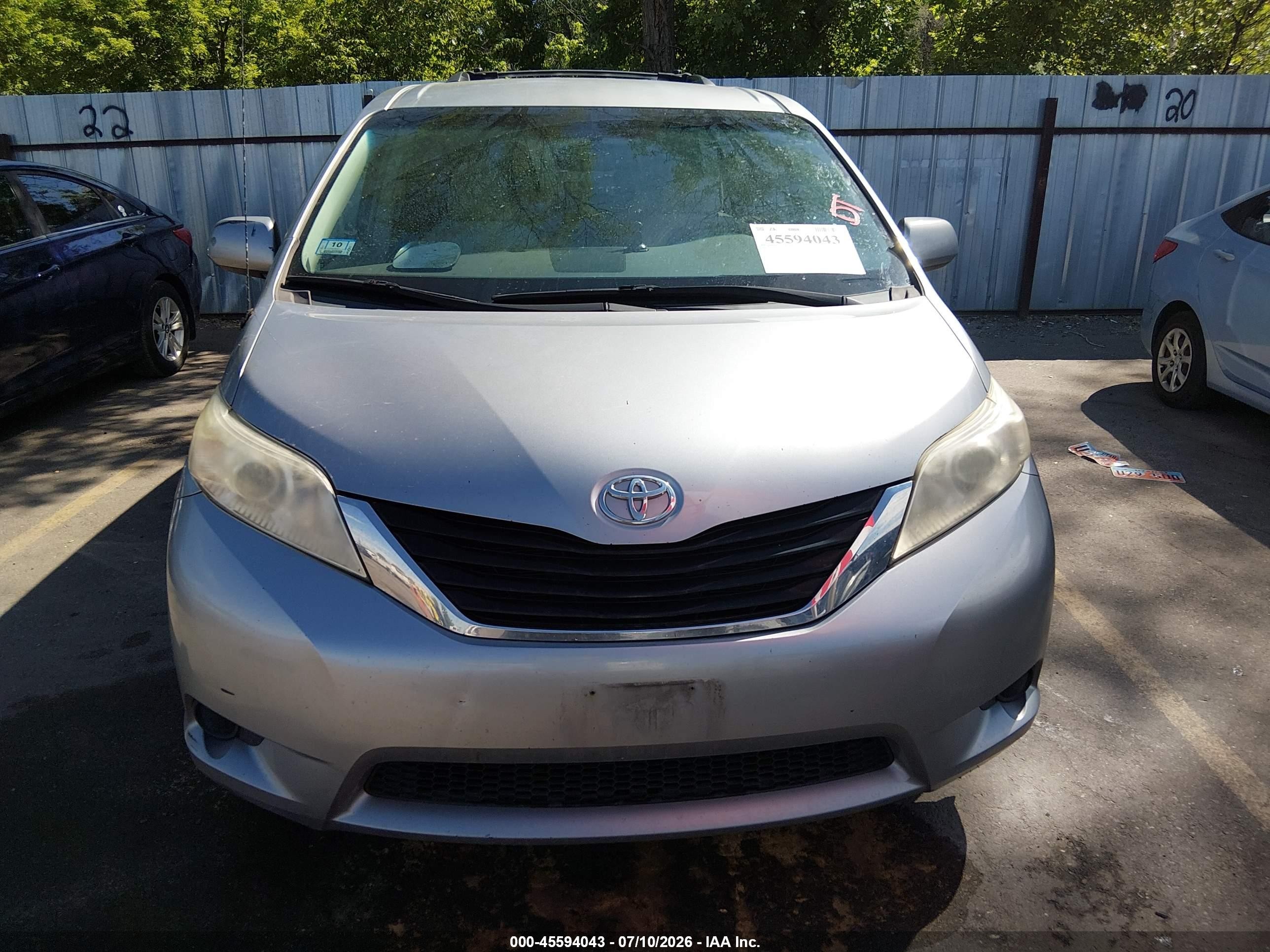 2011 Toyota Sienna Le Silver vin: 5TDJK3DC0BS012721