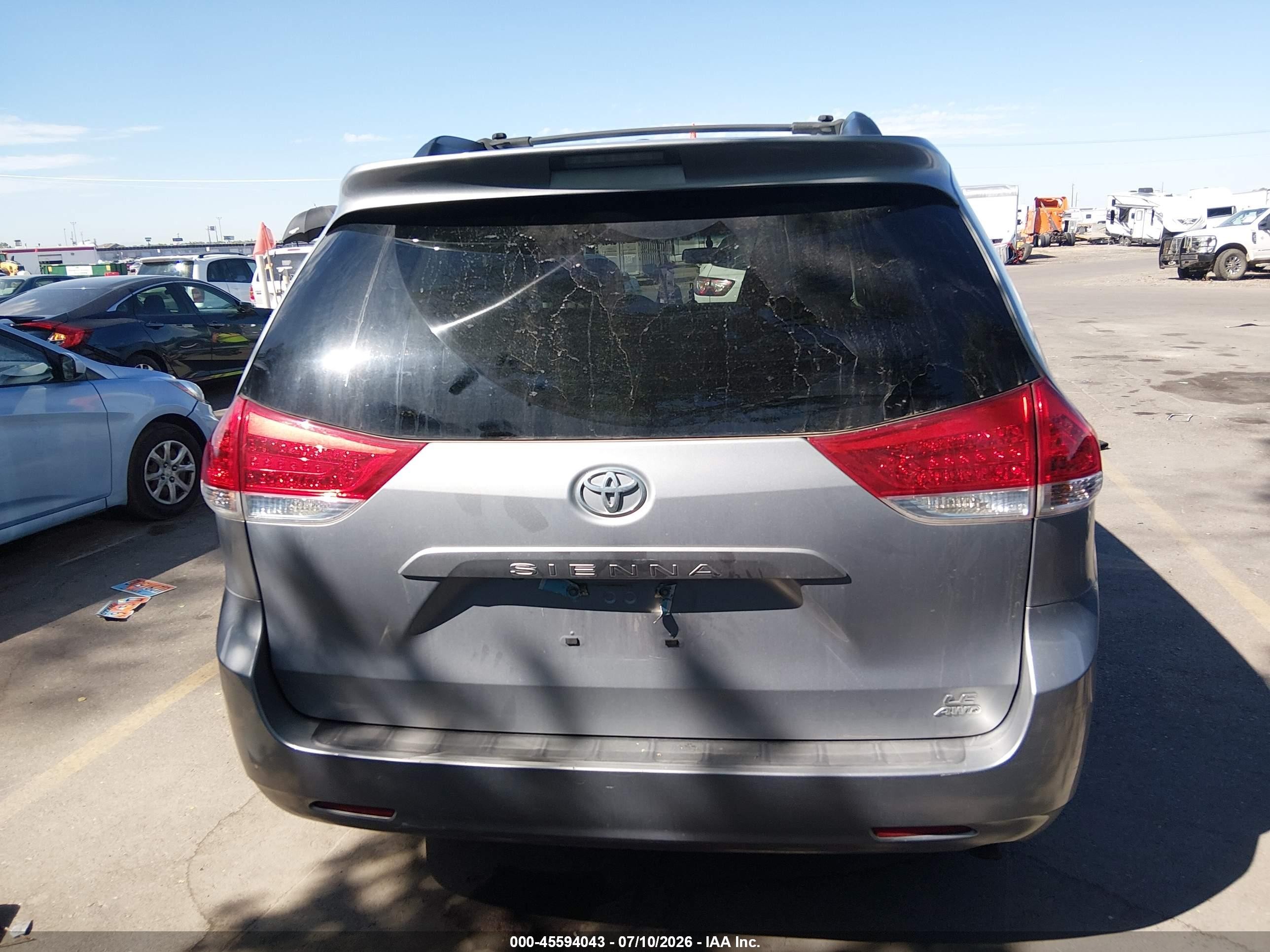 2011 Toyota Sienna Le Silver vin: 5TDJK3DC0BS012721