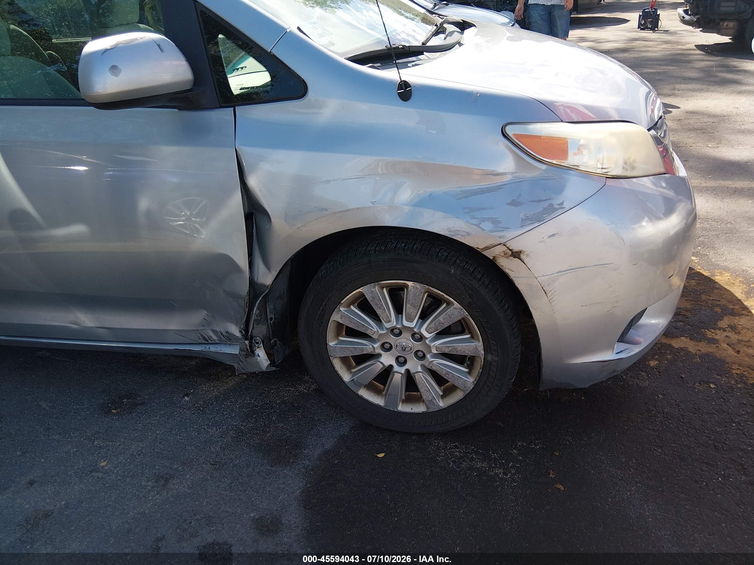 2011 Toyota Sienna Le Silver vin: 5TDJK3DC0BS012721