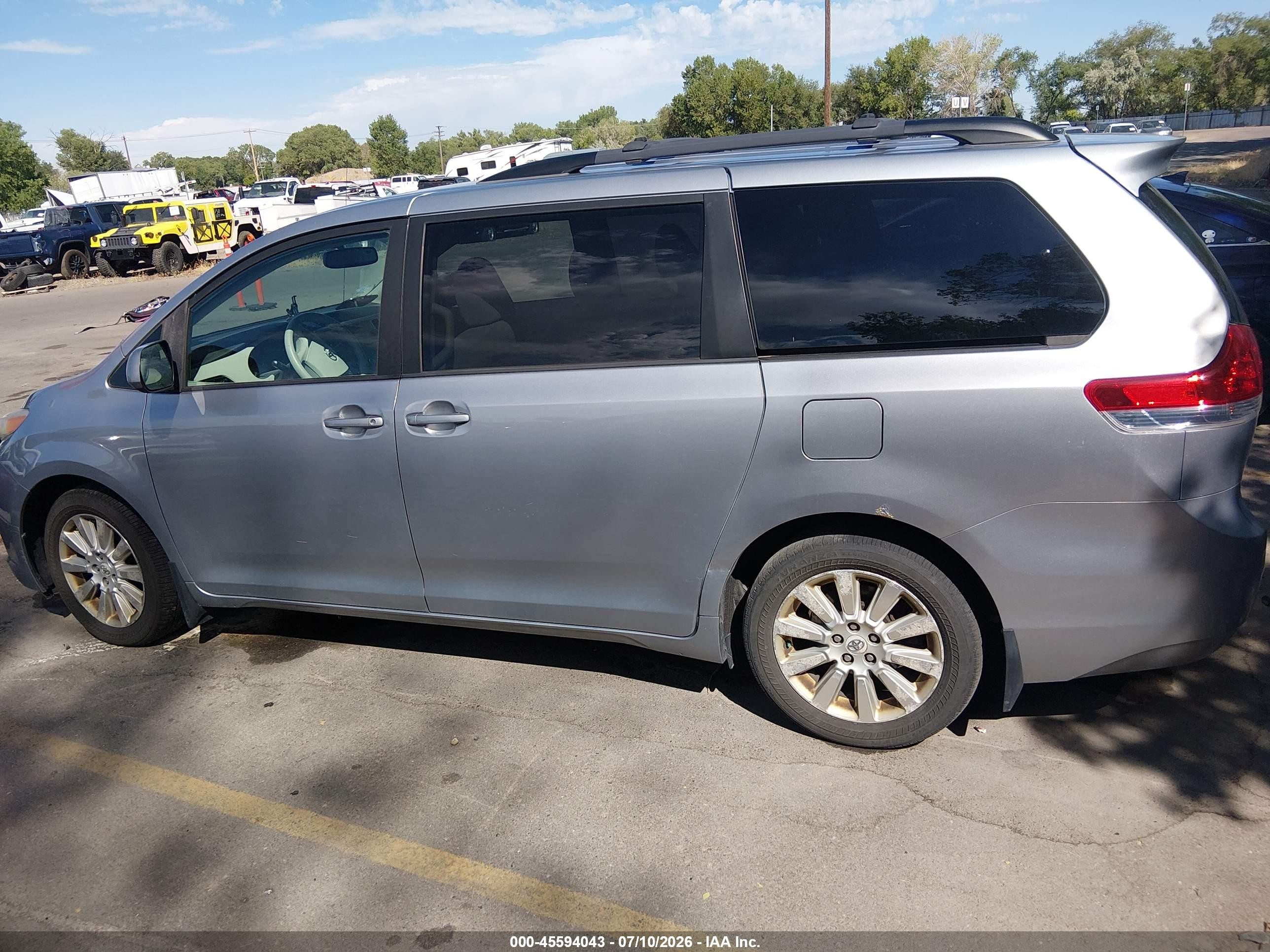 2011 Toyota Sienna Le Silver vin: 5TDJK3DC0BS012721
