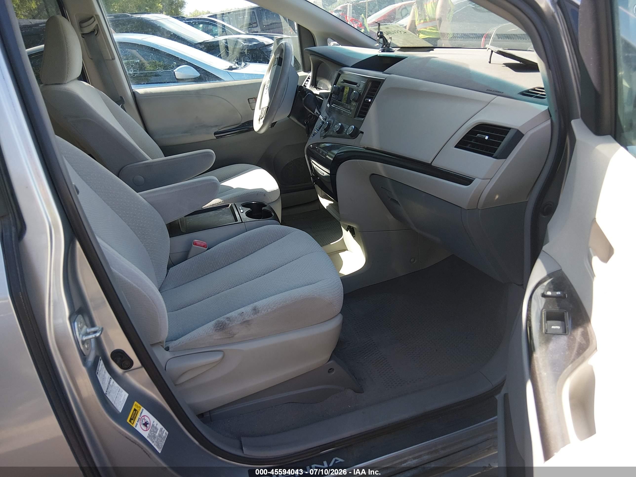 2011 Toyota Sienna Le Silver vin: 5TDJK3DC0BS012721
